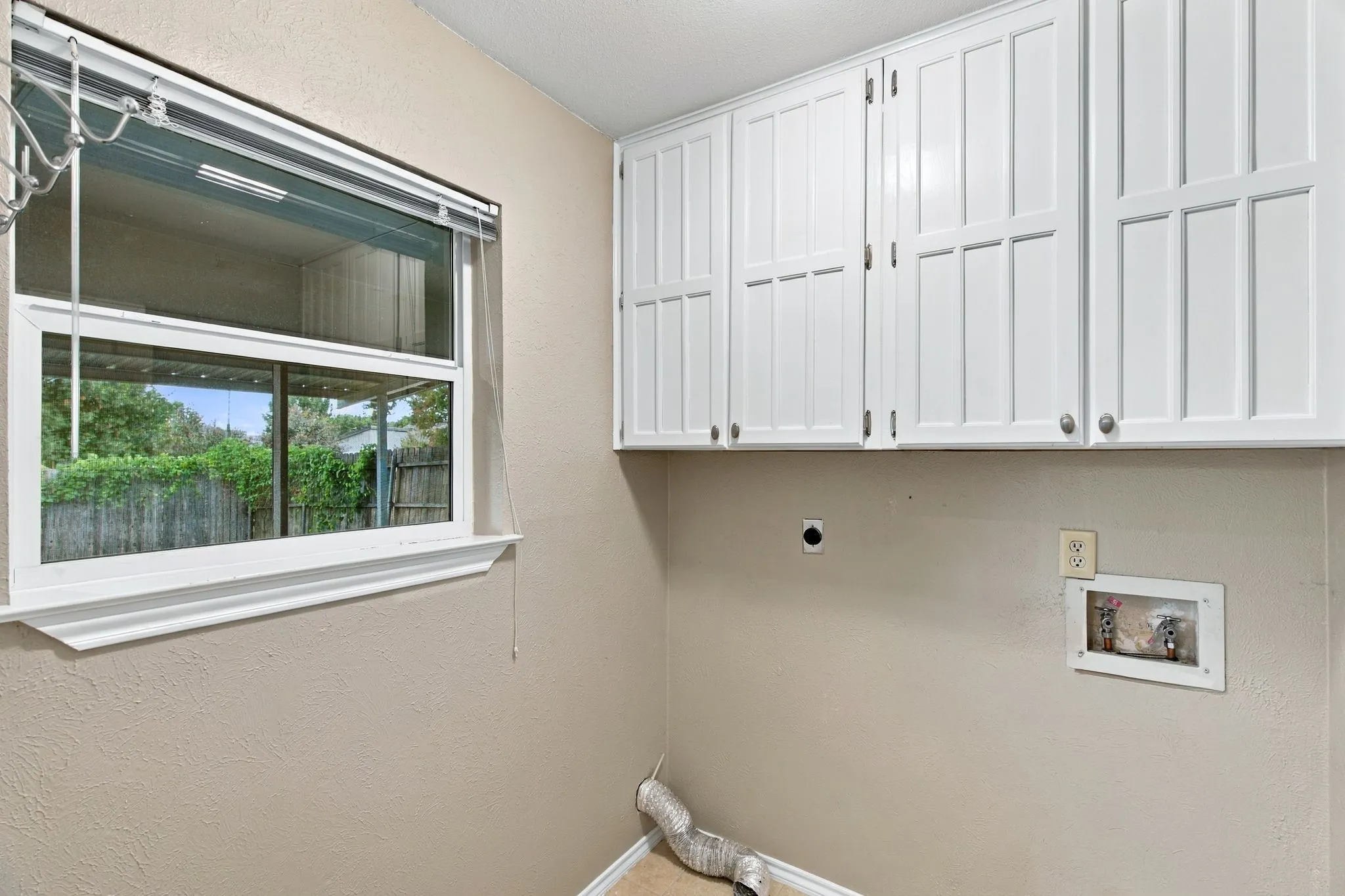 Single Family Residence For Sale in Tarrant County , 200 Lansford Drive, Benbrook, Texas 76126, 3 Bedroom, 2 Bathroom, 2 Garage spaces, 1,898 Sqft, built in 1978, mls#21406714, Real Estate Agent in Benbrook, Homes For Sale in Tarrant county, Homes For Sale in Benbrook, Realtor in Benbrook Texas, Real Estate Brokerage Independent Realty Texas, Luminita Cordes Realtor