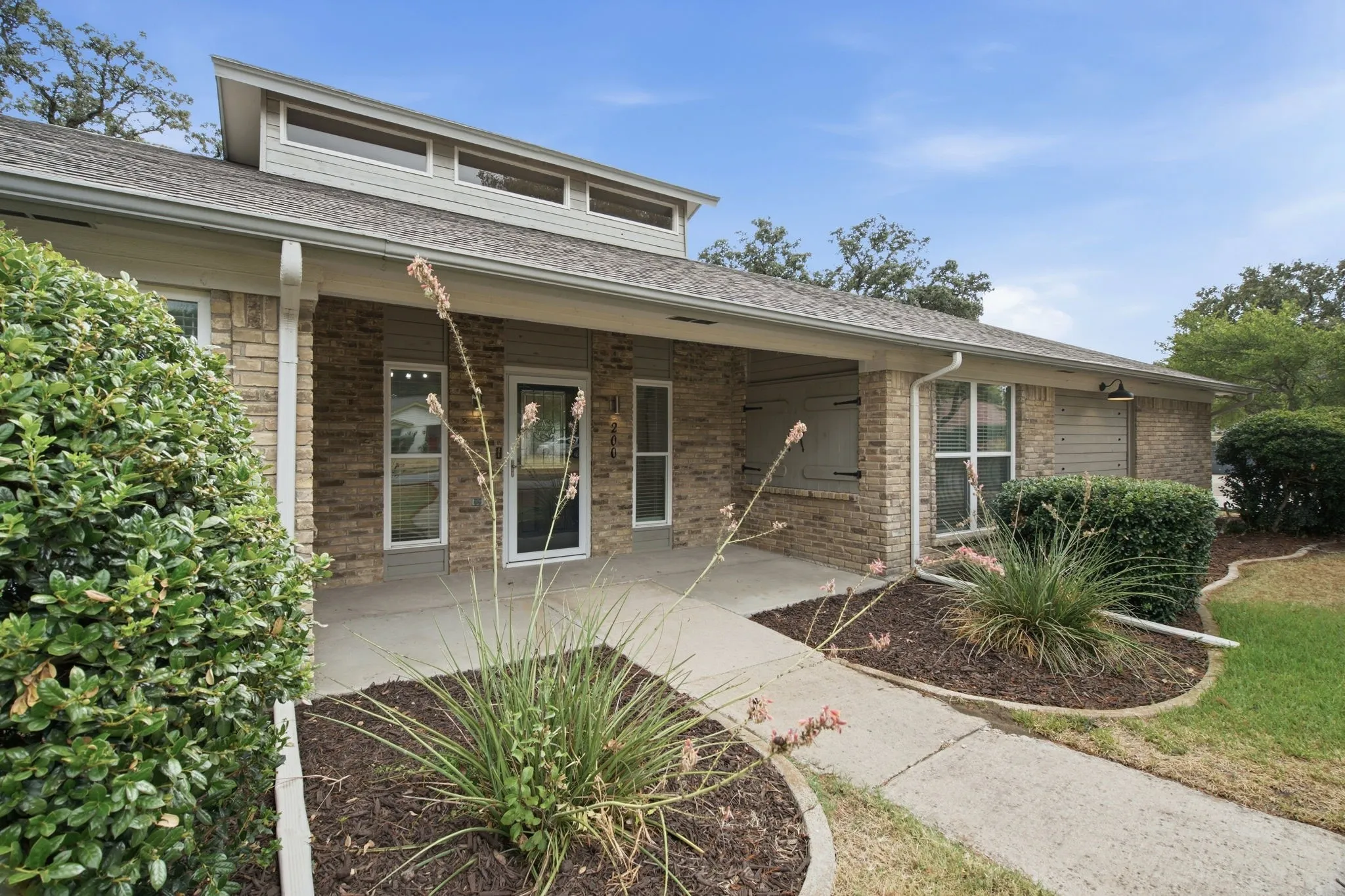 Single Family Residence For Sale in Tarrant County , 200 Lansford Drive, Benbrook, Texas 76126, 3 Bedroom, 2 Bathroom, 2 Garage spaces, 1,898 Sqft, built in 1978, mls#21406714, Real Estate Agent in Benbrook, Homes For Sale in Tarrant county, Homes For Sale in Benbrook, Realtor in Benbrook Texas, Real Estate Brokerage Independent Realty Texas, Luminita Cordes Realtor