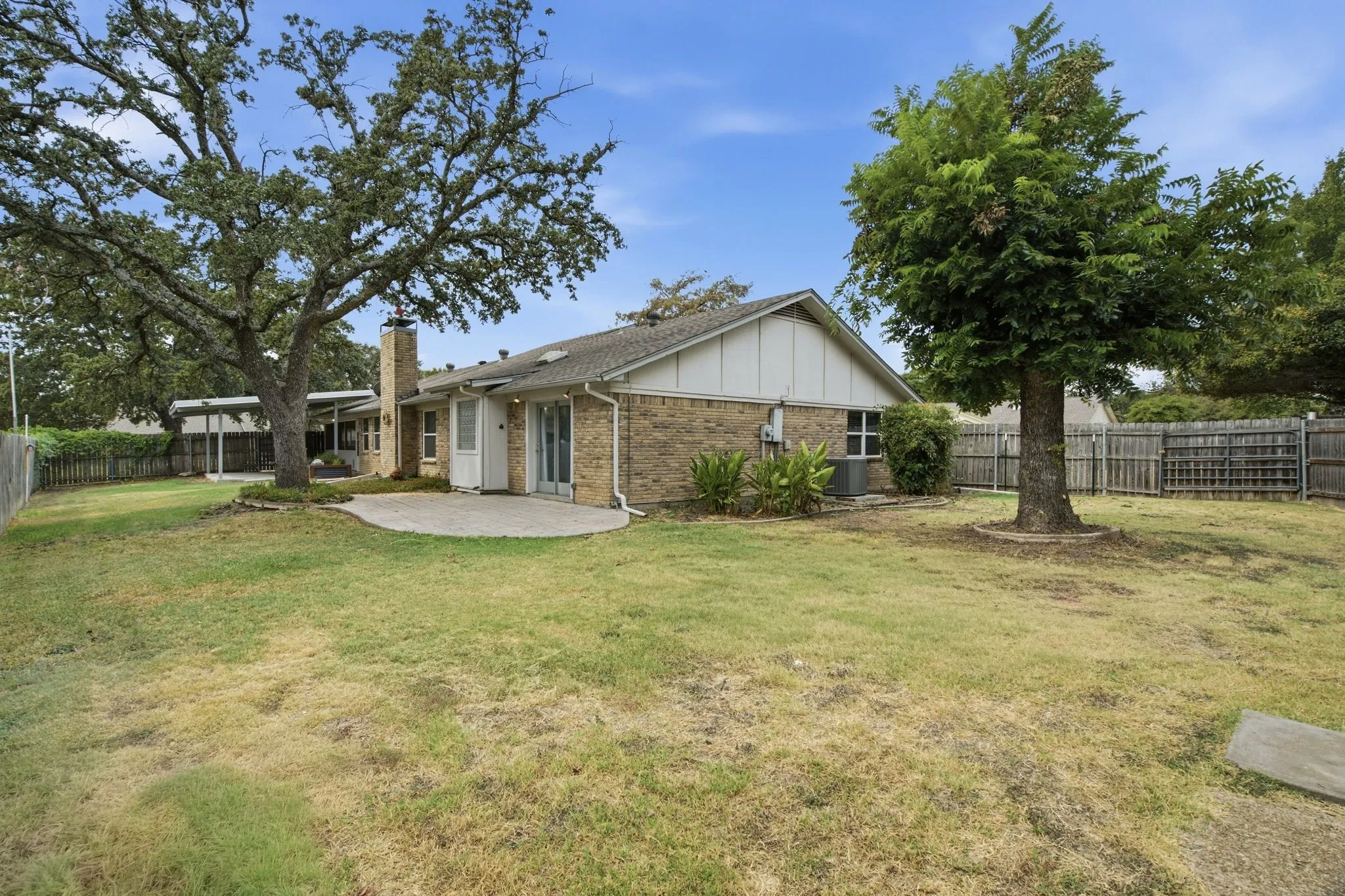 Single Family Residence For Sale in Tarrant County , 200 Lansford Drive, Benbrook, Texas 76126, 3 Bedroom, 2 Bathroom, 2 Garage spaces, 1,898 Sqft, built in 1978, mls#21406714, Real Estate Agent in Benbrook, Homes For Sale in Tarrant county, Homes For Sale in Benbrook, Realtor in Benbrook Texas, Real Estate Brokerage Independent Realty Texas, Luminita Cordes Realtor