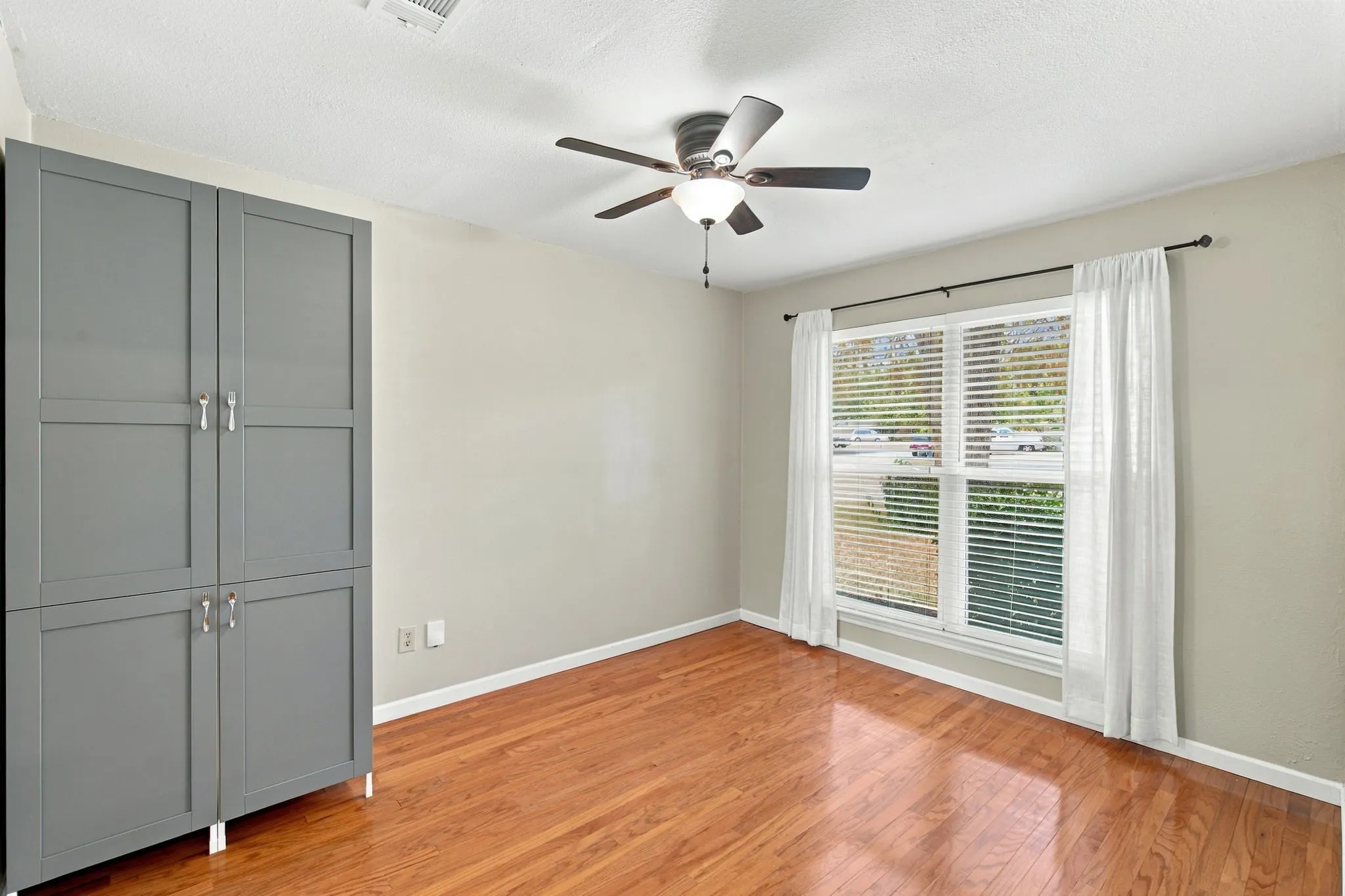 Single Family Residence For Sale in Tarrant County , 200 Lansford Drive, Benbrook, Texas 76126, 3 Bedroom, 2 Bathroom, 2 Garage spaces, 1,898 Sqft, built in 1978, mls#21406714, Real Estate Agent in Benbrook, Homes For Sale in Tarrant county, Homes For Sale in Benbrook, Realtor in Benbrook Texas, Real Estate Brokerage Independent Realty Texas, Luminita Cordes Realtor