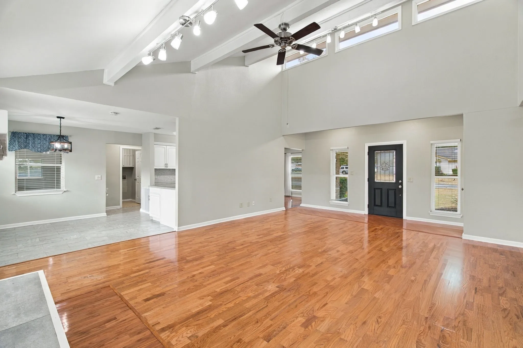 Single Family Residence For Sale in Tarrant County , 200 Lansford Drive, Benbrook, Texas 76126, 3 Bedroom, 2 Bathroom, 2 Garage spaces, 1,898 Sqft, built in 1978, mls#21406714, Real Estate Agent in Benbrook, Homes For Sale in Tarrant county, Homes For Sale in Benbrook, Realtor in Benbrook Texas, Real Estate Brokerage Independent Realty Texas, Luminita Cordes Realtor
