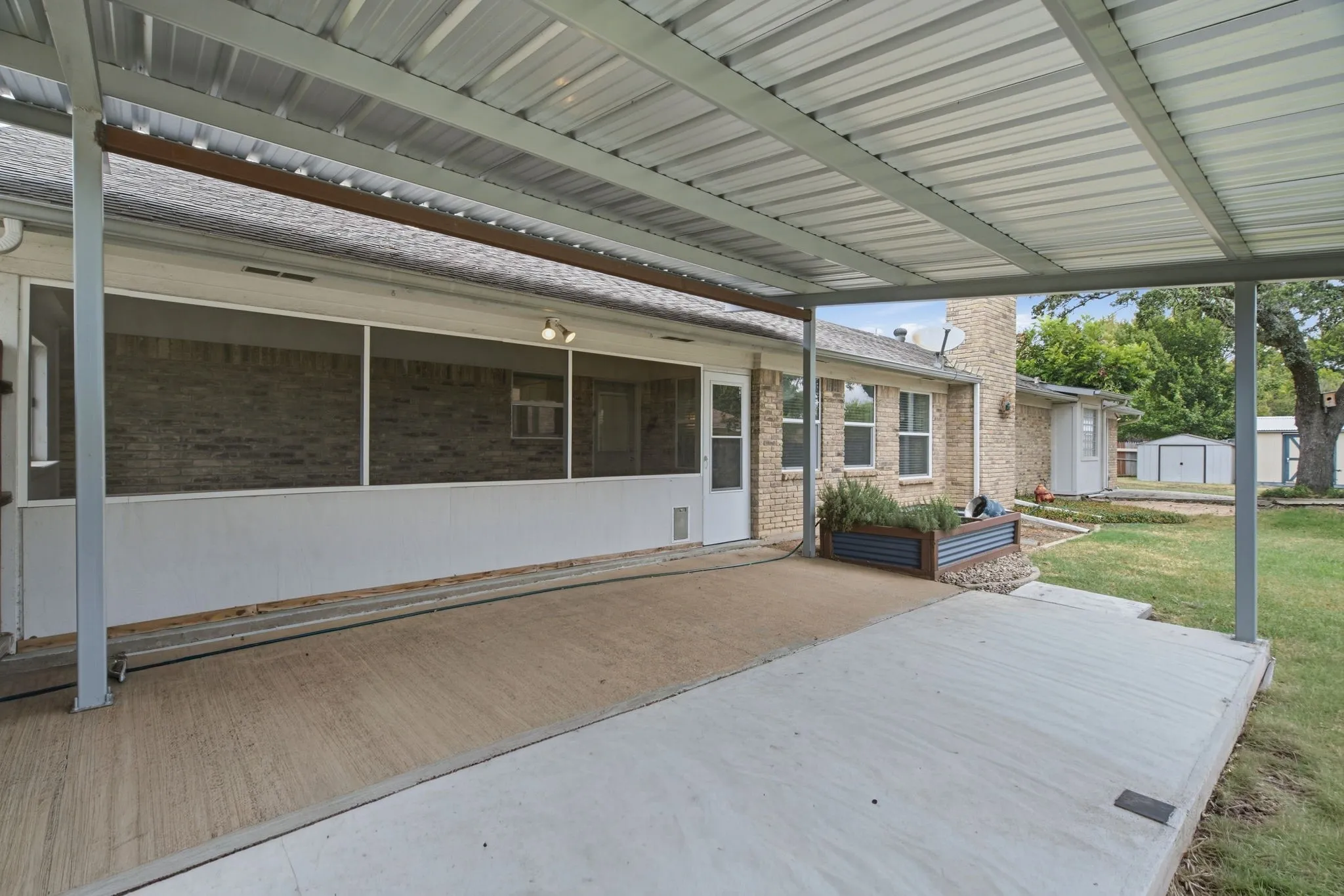 Single Family Residence For Sale in Tarrant County , 200 Lansford Drive, Benbrook, Texas 76126, 3 Bedroom, 2 Bathroom, 2 Garage spaces, 1,898 Sqft, built in 1978, mls#21406714, Real Estate Agent in Benbrook, Homes For Sale in Tarrant county, Homes For Sale in Benbrook, Realtor in Benbrook Texas, Real Estate Brokerage Independent Realty Texas, Luminita Cordes Realtor