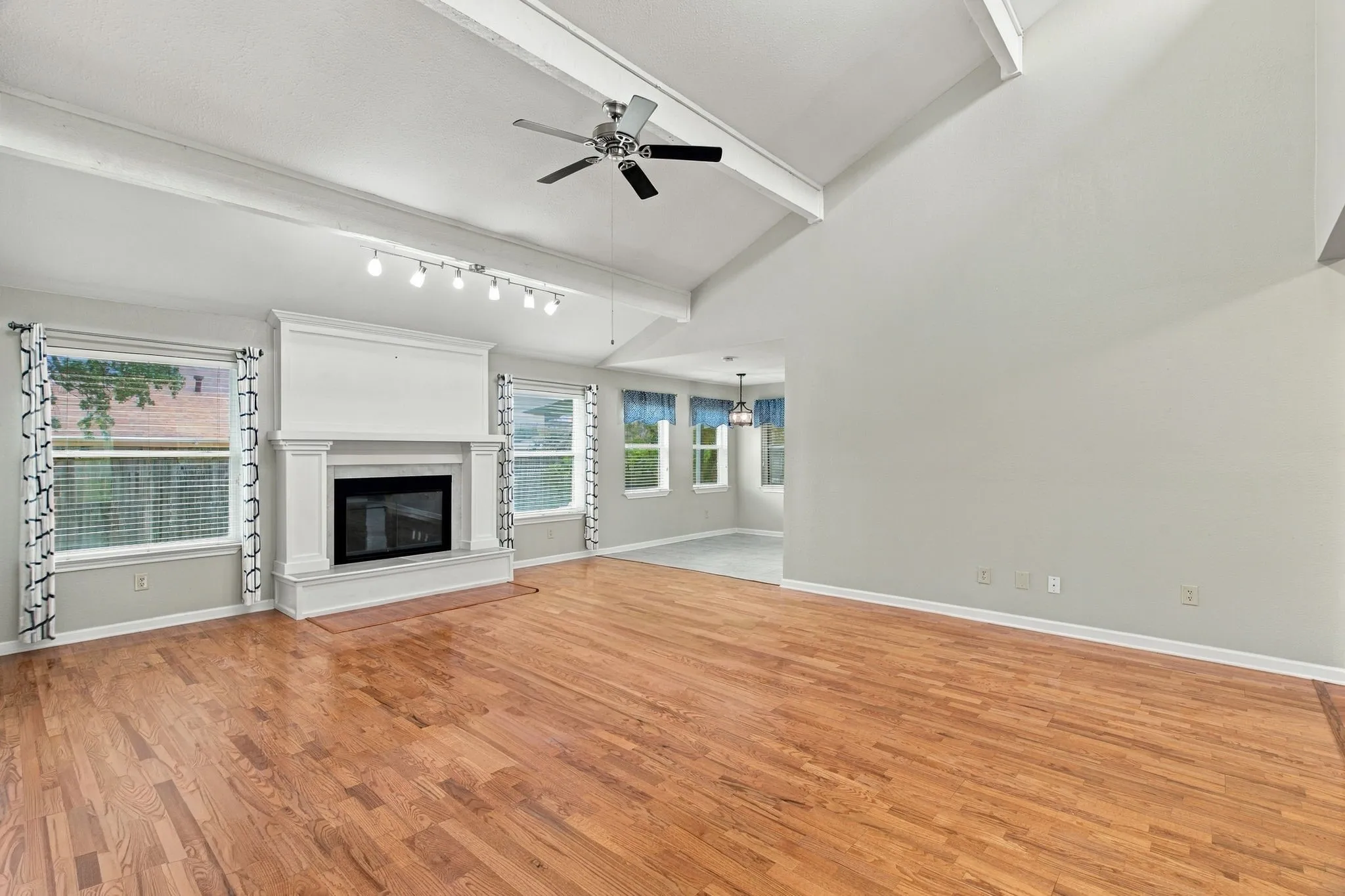 Single Family Residence For Sale in Tarrant County , 200 Lansford Drive, Benbrook, Texas 76126, 3 Bedroom, 2 Bathroom, 2 Garage spaces, 1,898 Sqft, built in 1978, mls#21406714, Real Estate Agent in Benbrook, Homes For Sale in Tarrant county, Homes For Sale in Benbrook, Realtor in Benbrook Texas, Real Estate Brokerage Independent Realty Texas, Luminita Cordes Realtor