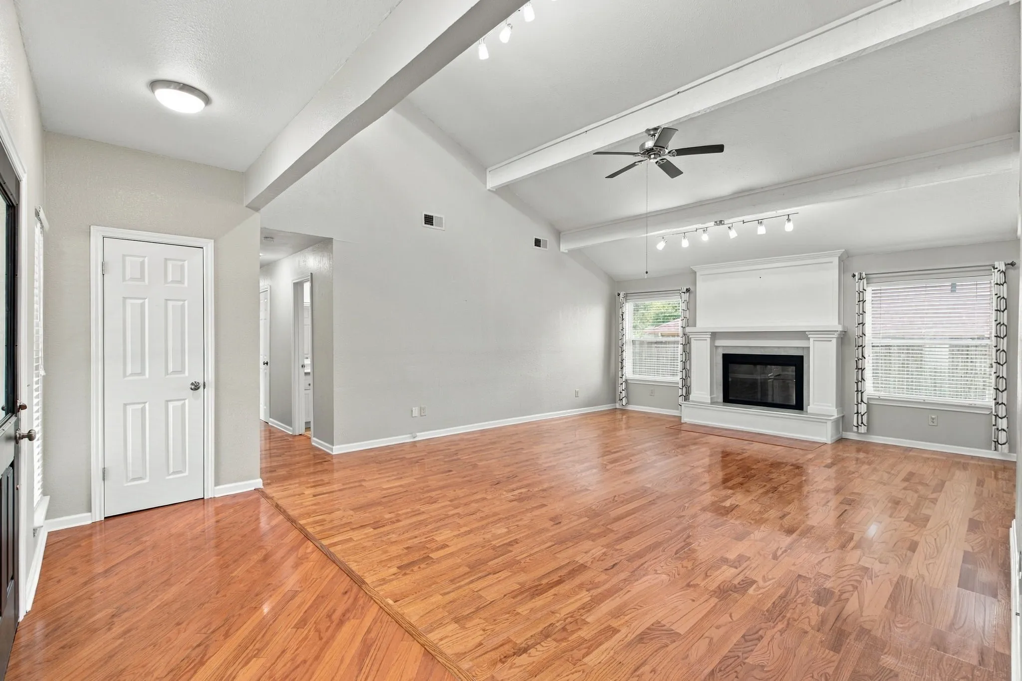 Single Family Residence For Sale in Tarrant County , 200 Lansford Drive, Benbrook, Texas 76126, 3 Bedroom, 2 Bathroom, 2 Garage spaces, 1,898 Sqft, built in 1978, mls#21406714, Real Estate Agent in Benbrook, Homes For Sale in Tarrant county, Homes For Sale in Benbrook, Realtor in Benbrook Texas, Real Estate Brokerage Independent Realty Texas, Luminita Cordes Realtor