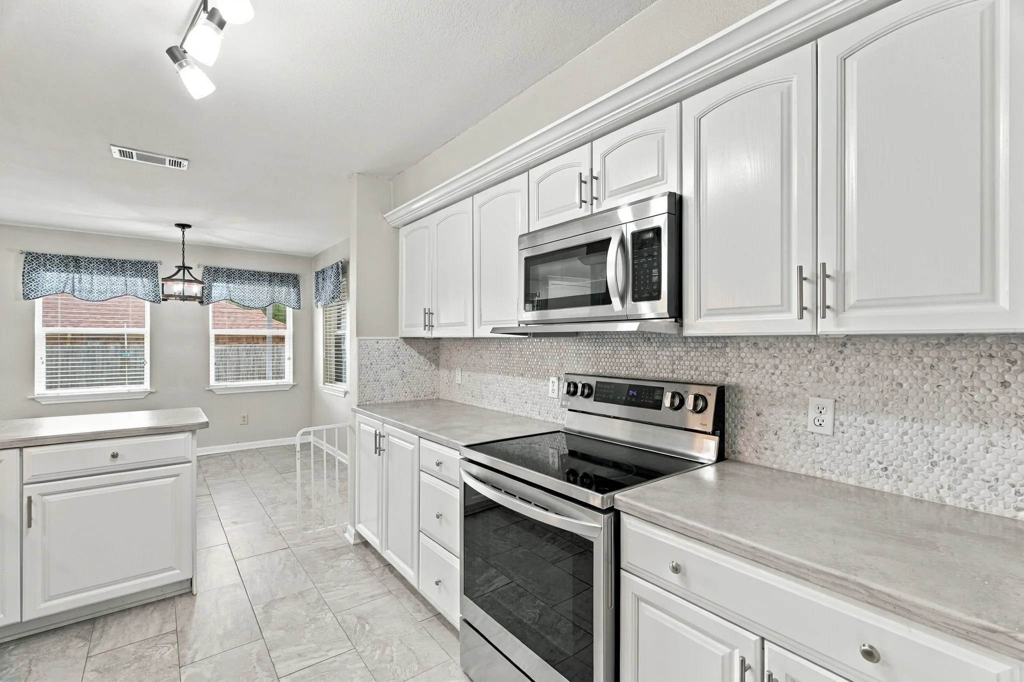 Single Family Residence For Sale in Tarrant County , 200 Lansford Drive, Benbrook, Texas 76126, 3 Bedroom, 2 Bathroom, 2 Garage spaces, 1,898 Sqft, built in 1978, mls#21406714, Real Estate Agent in Benbrook, Homes For Sale in Tarrant county, Homes For Sale in Benbrook, Realtor in Benbrook Texas, Real Estate Brokerage Independent Realty Texas, Luminita Cordes Realtor