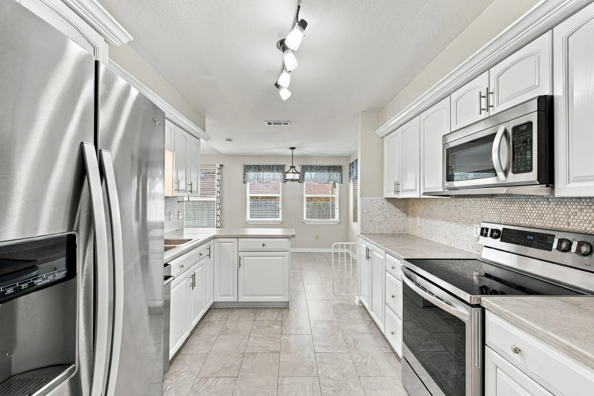 Single Family Residence For Sale in Tarrant County , 200 Lansford Drive, Benbrook, Texas 76126, 3 Bedroom, 2 Bathroom, 2 Garage spaces, 1,898 Sqft, built in 1978, mls#21406714, Real Estate Agent in Benbrook, Homes For Sale in Tarrant county, Homes For Sale in Benbrook, Realtor in Benbrook Texas, Real Estate Brokerage Independent Realty Texas, Luminita Cordes Realtor
