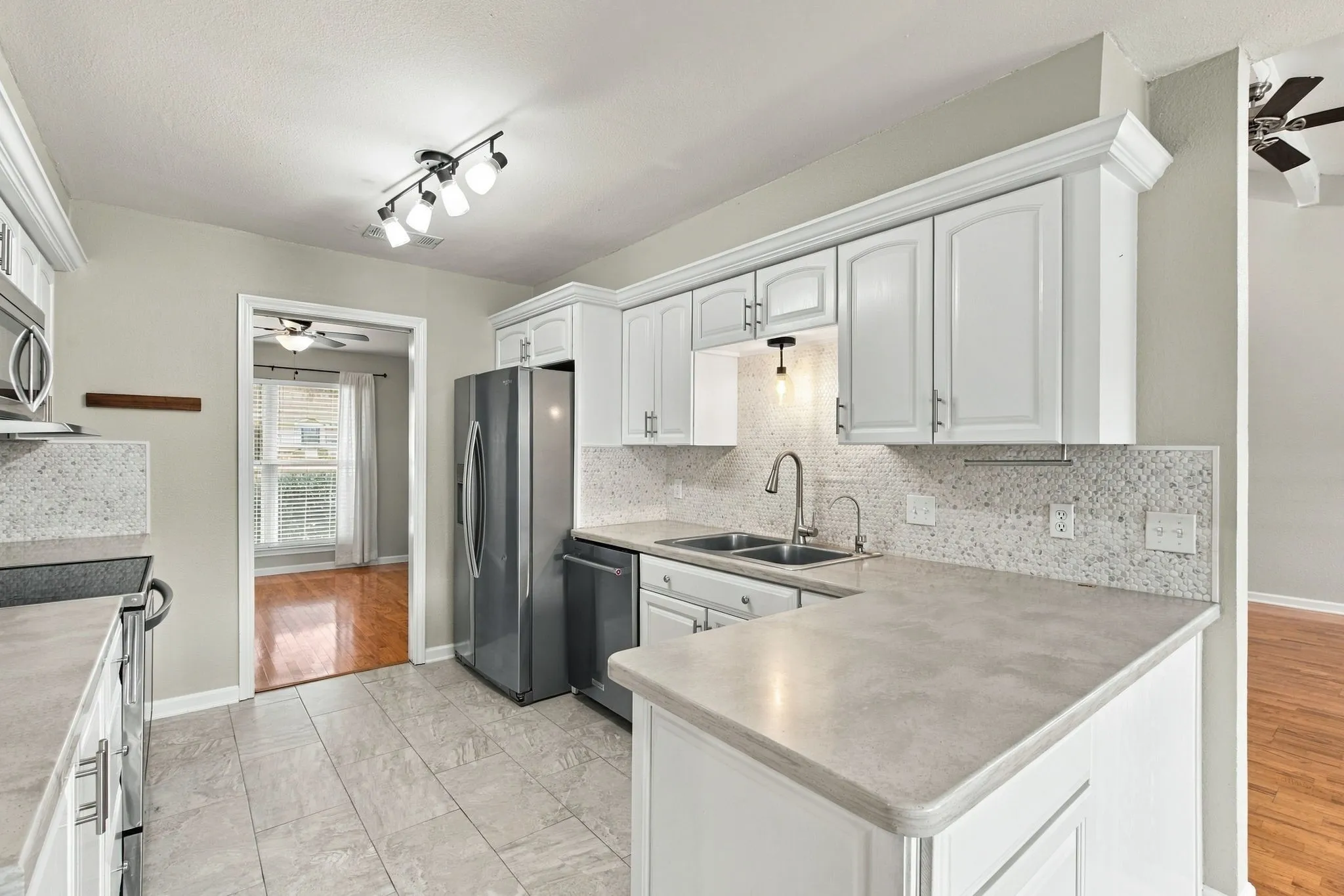 Single Family Residence For Sale in Tarrant County , 200 Lansford Drive, Benbrook, Texas 76126, 3 Bedroom, 2 Bathroom, 2 Garage spaces, 1,898 Sqft, built in 1978, mls#21406714, Real Estate Agent in Benbrook, Homes For Sale in Tarrant county, Homes For Sale in Benbrook, Realtor in Benbrook Texas, Real Estate Brokerage Independent Realty Texas, Luminita Cordes Realtor