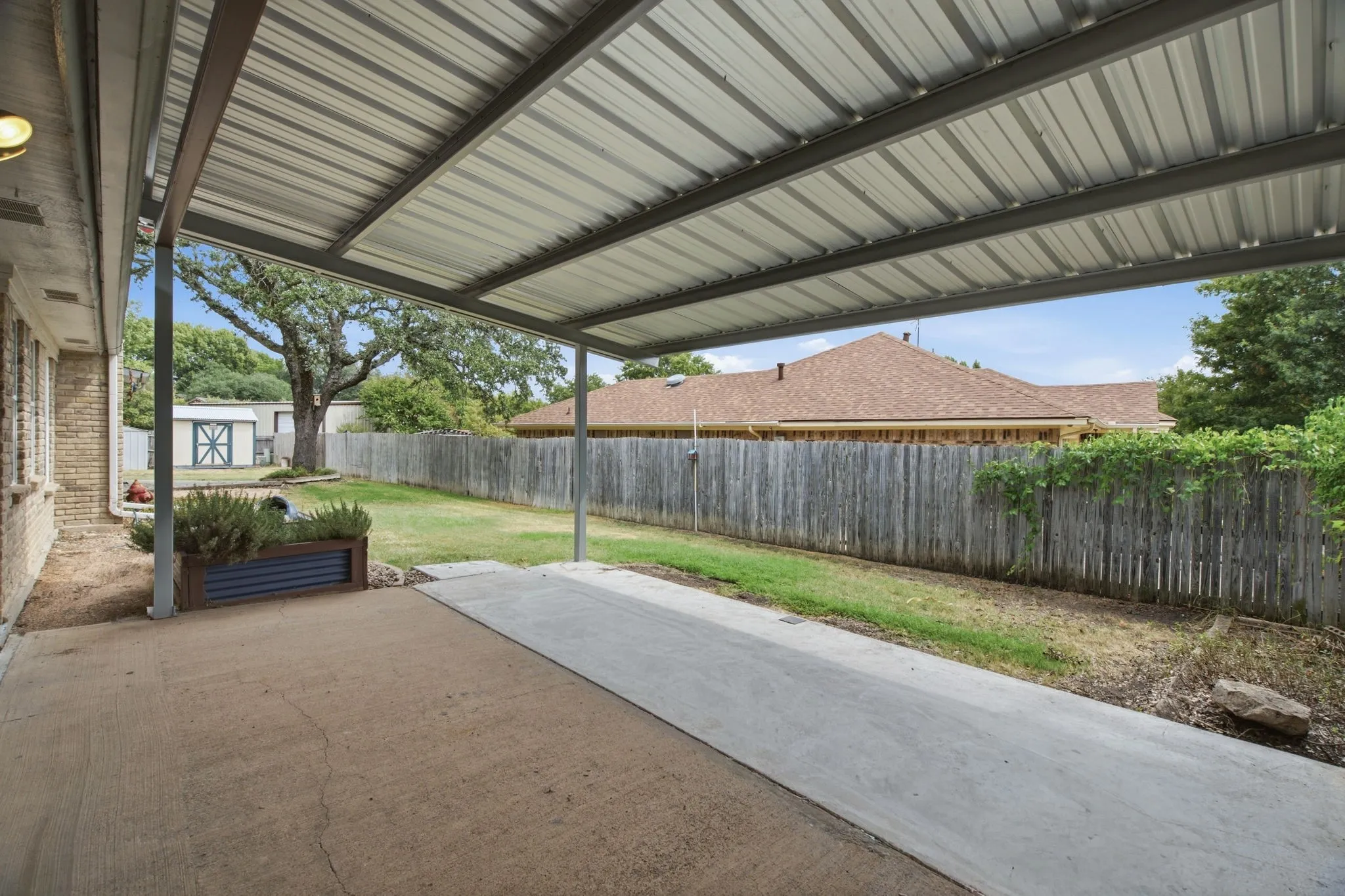 Single Family Residence For Sale in Tarrant County , 200 Lansford Drive, Benbrook, Texas 76126, 3 Bedroom, 2 Bathroom, 2 Garage spaces, 1,898 Sqft, built in 1978, mls#21406714, Real Estate Agent in Benbrook, Homes For Sale in Tarrant county, Homes For Sale in Benbrook, Realtor in Benbrook Texas, Real Estate Brokerage Independent Realty Texas, Luminita Cordes Realtor