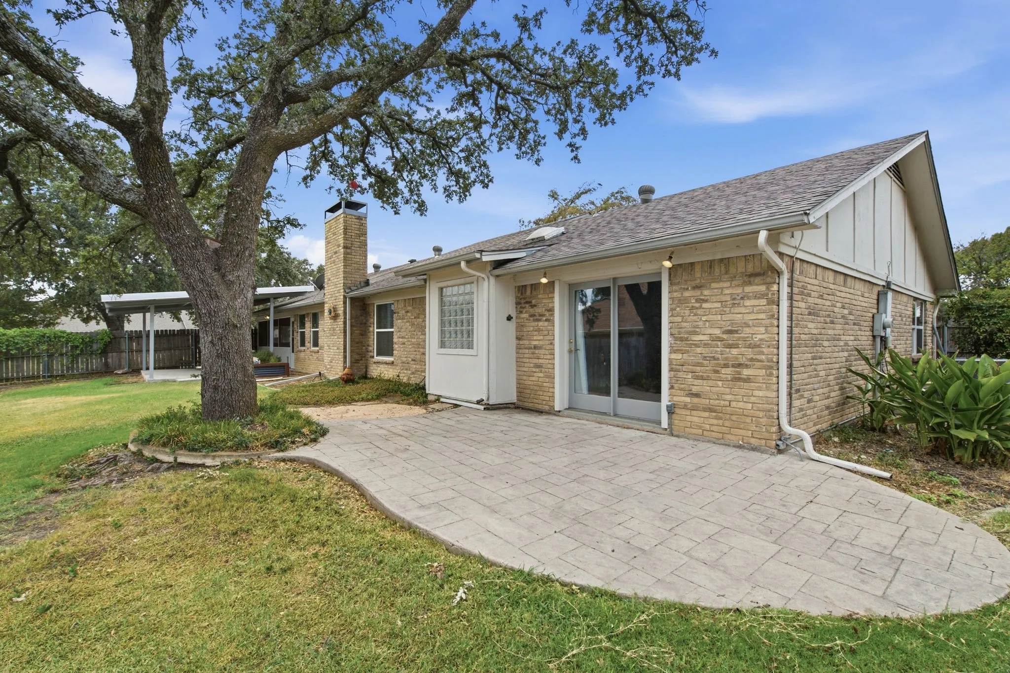 Single Family Residence For Sale in Tarrant County , 200 Lansford Drive, Benbrook, Texas 76126, 3 Bedroom, 2 Bathroom, 2 Garage spaces, 1,898 Sqft, built in 1978, mls#21406714, Real Estate Agent in Benbrook, Homes For Sale in Tarrant county, Homes For Sale in Benbrook, Realtor in Benbrook Texas, Real Estate Brokerage Independent Realty Texas, Luminita Cordes Realtor