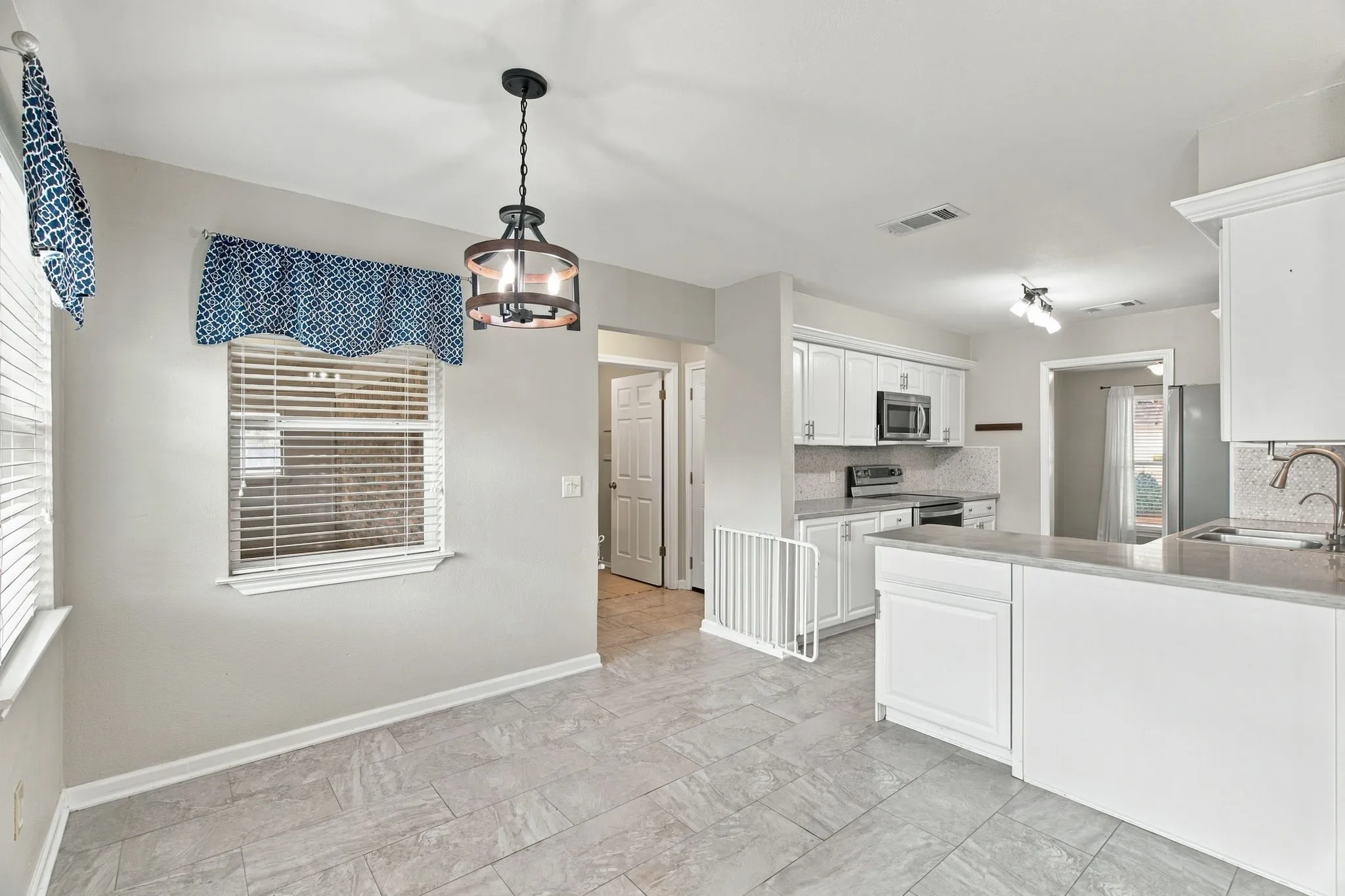 Single Family Residence For Sale in Tarrant County , 200 Lansford Drive, Benbrook, Texas 76126, 3 Bedroom, 2 Bathroom, 2 Garage spaces, 1,898 Sqft, built in 1978, mls#21406714, Real Estate Agent in Benbrook, Homes For Sale in Tarrant county, Homes For Sale in Benbrook, Realtor in Benbrook Texas, Real Estate Brokerage Independent Realty Texas, Luminita Cordes Realtor