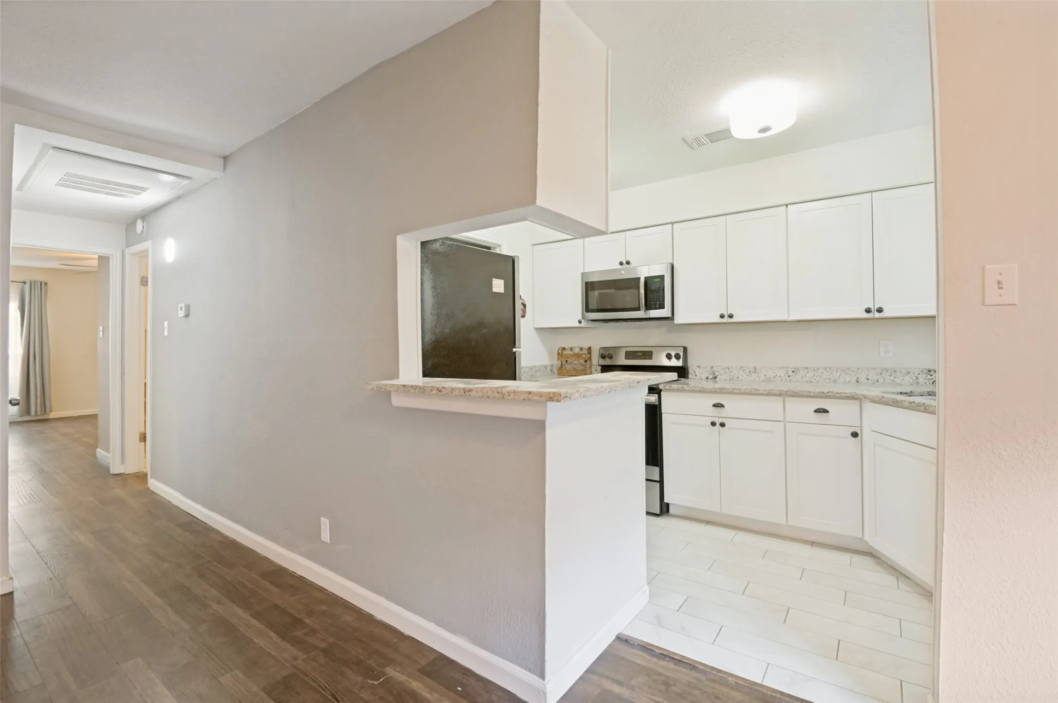 Condominium For Sale in Tarrant County , 1109 Calico Lane 1811, Arlington, Texas 76011, 2 Bedroom, 1 Bathroom, Garage spaces, 963 Sqft, built in 1981, mls#21406738, Real Estate Agent in Arlington, Homes For Sale in Tarrant county, Homes For Sale in Arlington, Realtor in Arlington Texas, Real Estate Brokerage Independent Realty Texas, Luminita Cordes Realtor