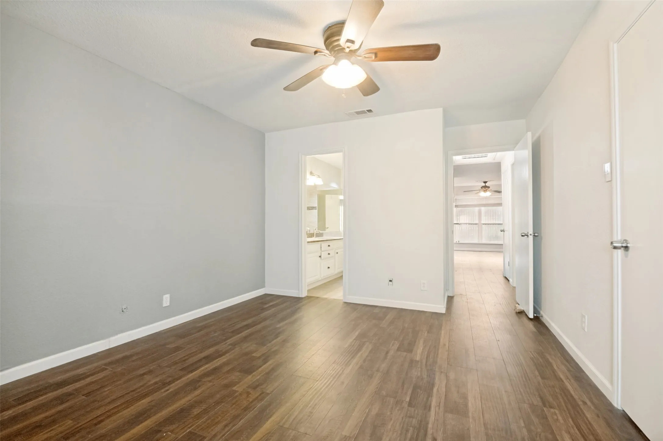 Condominium For Sale in Tarrant County , 1109 Calico Lane 1811, Arlington, Texas 76011, 2 Bedroom, 1 Bathroom, Garage spaces, 963 Sqft, built in 1981, mls#21406738, Real Estate Agent in Arlington, Homes For Sale in Tarrant county, Homes For Sale in Arlington, Realtor in Arlington Texas, Real Estate Brokerage Independent Realty Texas, Luminita Cordes Realtor