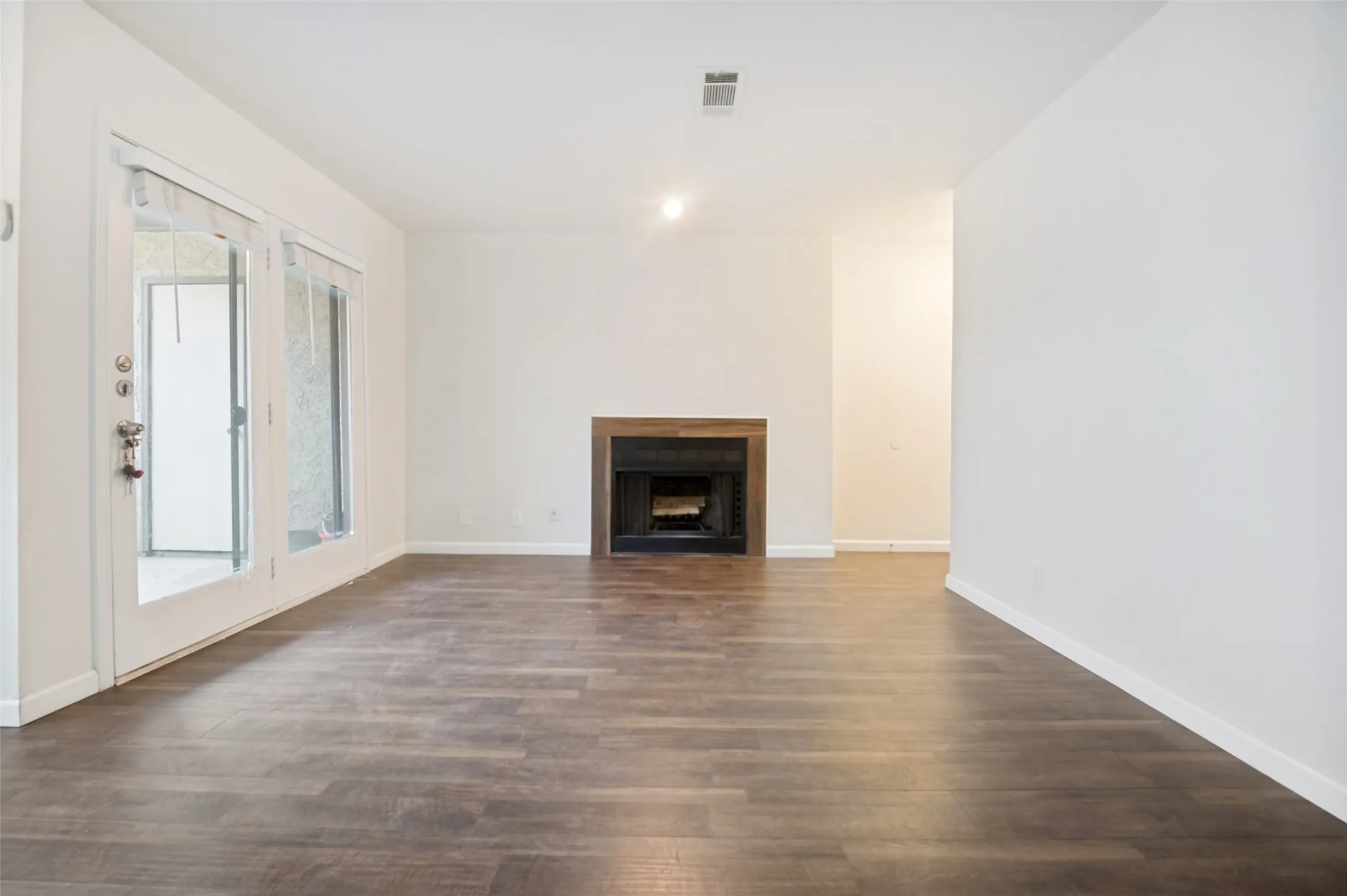 Condominium For Sale in Tarrant County , 1109 Calico Lane 1811, Arlington, Texas 76011, 2 Bedroom, 1 Bathroom, Garage spaces, 963 Sqft, built in 1981, mls#21406738, Real Estate Agent in Arlington, Homes For Sale in Tarrant county, Homes For Sale in Arlington, Realtor in Arlington Texas, Real Estate Brokerage Independent Realty Texas, Luminita Cordes Realtor