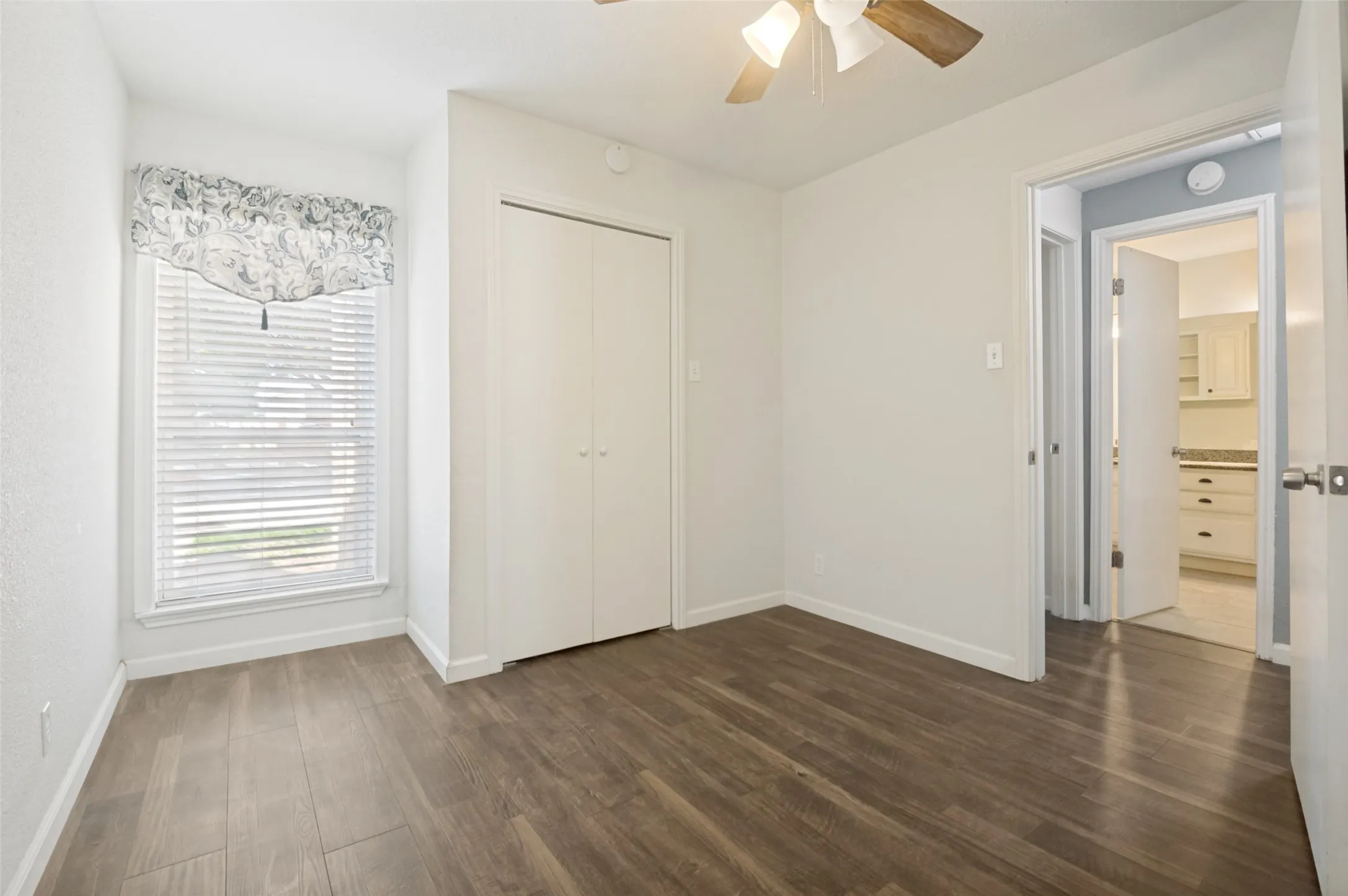 Condominium For Sale in Tarrant County , 1109 Calico Lane 1811, Arlington, Texas 76011, 2 Bedroom, 1 Bathroom, Garage spaces, 963 Sqft, built in 1981, mls#21406738, Real Estate Agent in Arlington, Homes For Sale in Tarrant county, Homes For Sale in Arlington, Realtor in Arlington Texas, Real Estate Brokerage Independent Realty Texas, Luminita Cordes Realtor