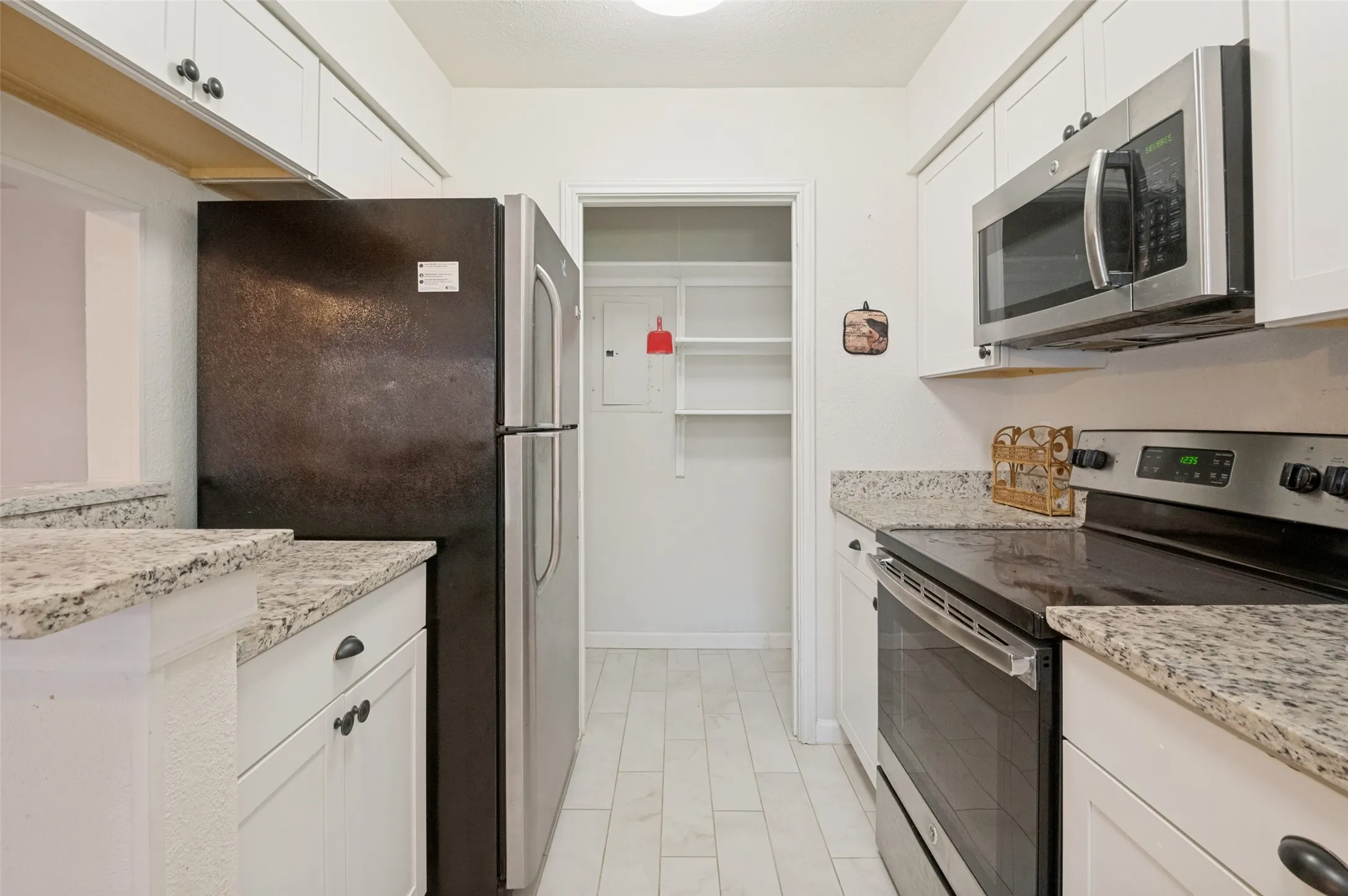 Condominium For Sale in Tarrant County , 1109 Calico Lane 1811, Arlington, Texas 76011, 2 Bedroom, 1 Bathroom, Garage spaces, 963 Sqft, built in 1981, mls#21406738, Real Estate Agent in Arlington, Homes For Sale in Tarrant county, Homes For Sale in Arlington, Realtor in Arlington Texas, Real Estate Brokerage Independent Realty Texas, Luminita Cordes Realtor
