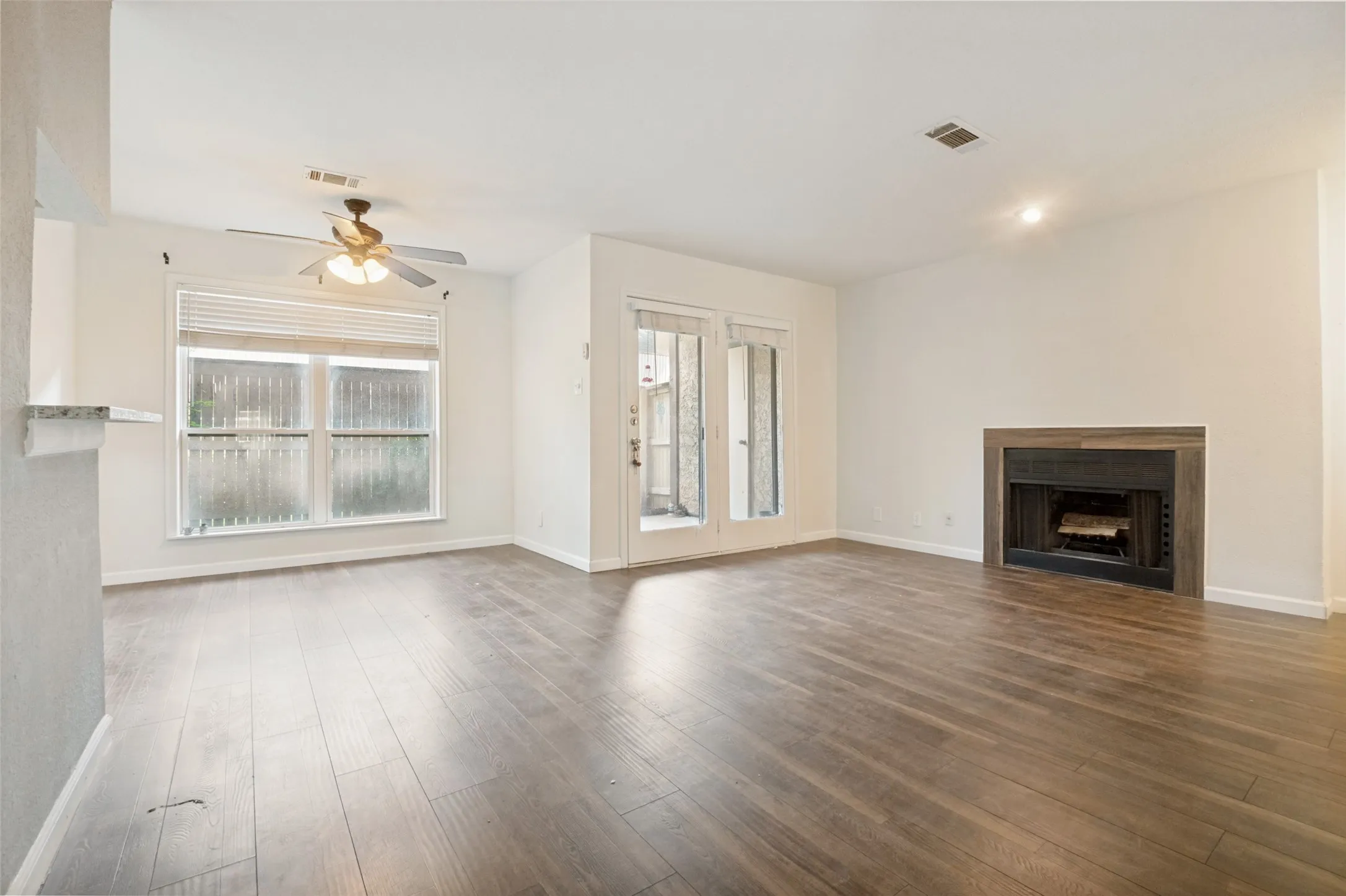 Condominium For Sale in Tarrant County , 1109 Calico Lane 1811, Arlington, Texas 76011, 2 Bedroom, 1 Bathroom, Garage spaces, 963 Sqft, built in 1981, mls#21406738, Real Estate Agent in Arlington, Homes For Sale in Tarrant county, Homes For Sale in Arlington, Realtor in Arlington Texas, Real Estate Brokerage Independent Realty Texas, Luminita Cordes Realtor