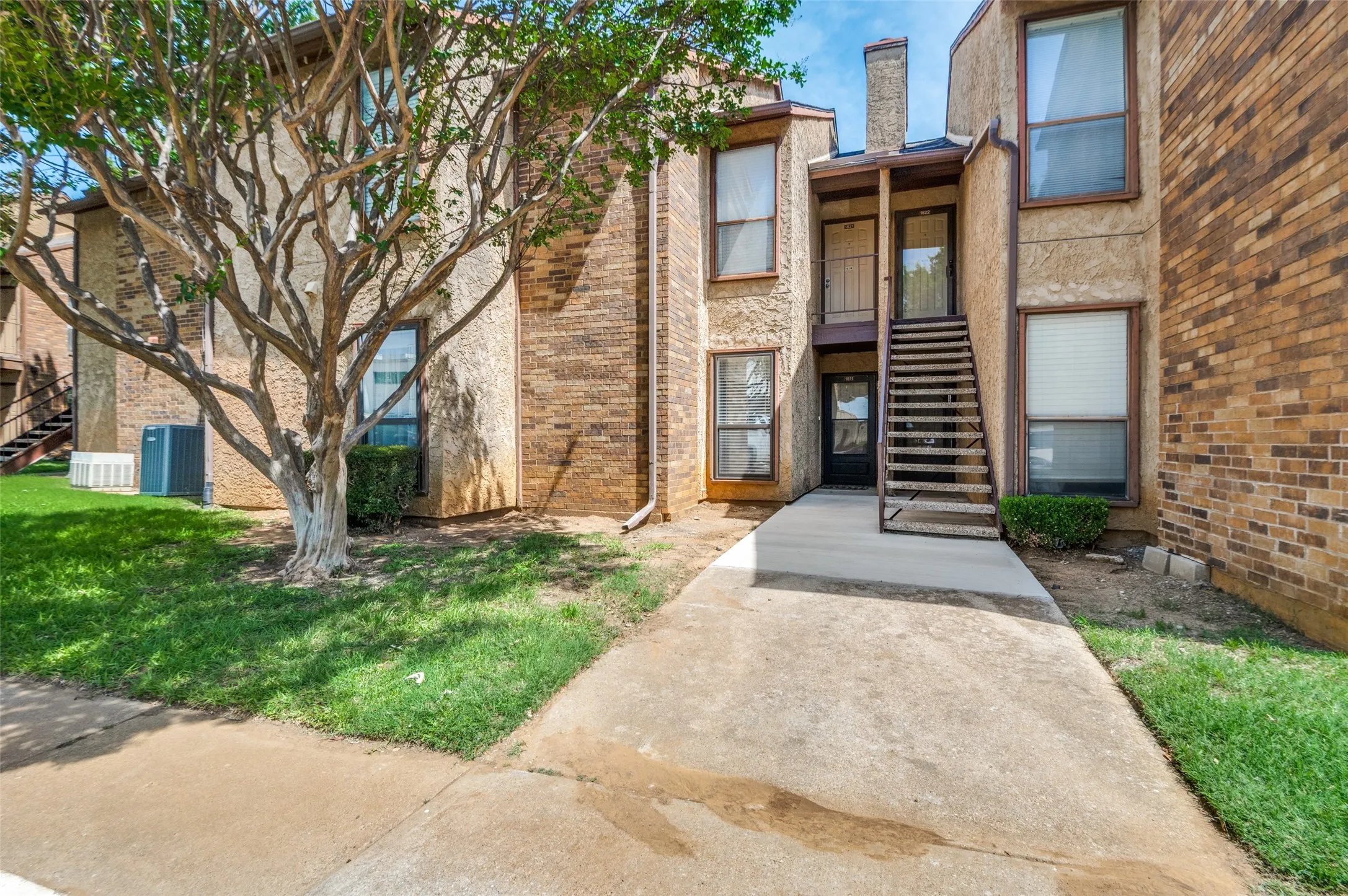 Condominium For Sale in Tarrant County , 1109 Calico Lane 1811, Arlington, Texas 76011, 2 Bedroom, 1 Bathroom, Garage spaces, 963 Sqft, built in 1981, mls#21406738, Real Estate Agent in Arlington, Homes For Sale in Tarrant county, Homes For Sale in Arlington, Realtor in Arlington Texas, Real Estate Brokerage Independent Realty Texas, Luminita Cordes Realtor