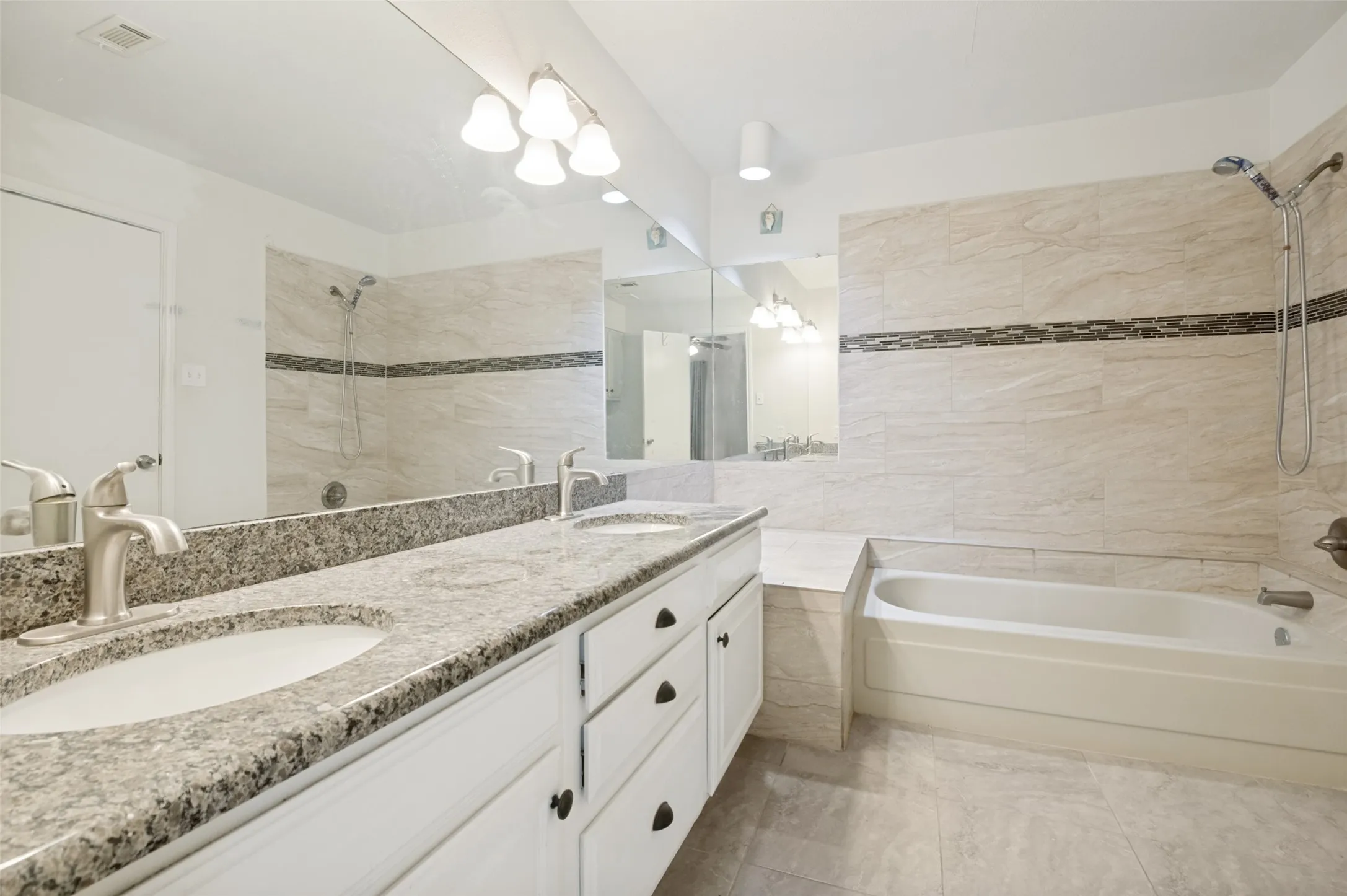 Condominium For Sale in Tarrant County , 1109 Calico Lane 1811, Arlington, Texas 76011, 2 Bedroom, 1 Bathroom, Garage spaces, 963 Sqft, built in 1981, mls#21406738, Real Estate Agent in Arlington, Homes For Sale in Tarrant county, Homes For Sale in Arlington, Realtor in Arlington Texas, Real Estate Brokerage Independent Realty Texas, Luminita Cordes Realtor