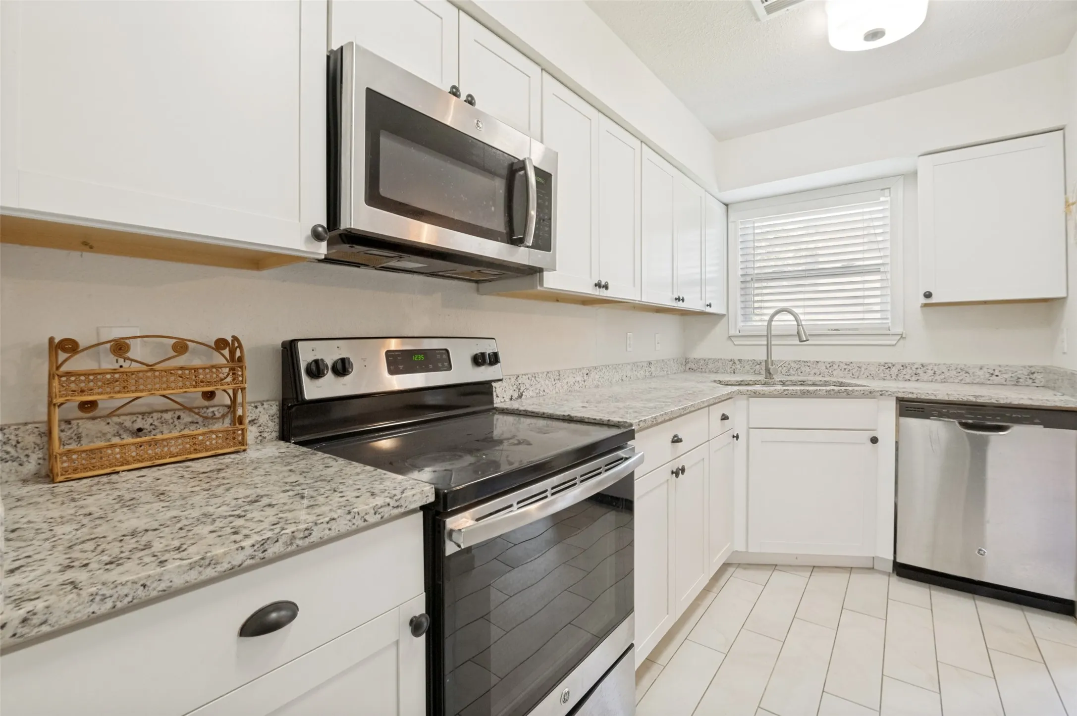 Condominium For Sale in Tarrant County , 1109 Calico Lane 1811, Arlington, Texas 76011, 2 Bedroom, 1 Bathroom, Garage spaces, 963 Sqft, built in 1981, mls#21406738, Real Estate Agent in Arlington, Homes For Sale in Tarrant county, Homes For Sale in Arlington, Realtor in Arlington Texas, Real Estate Brokerage Independent Realty Texas, Luminita Cordes Realtor