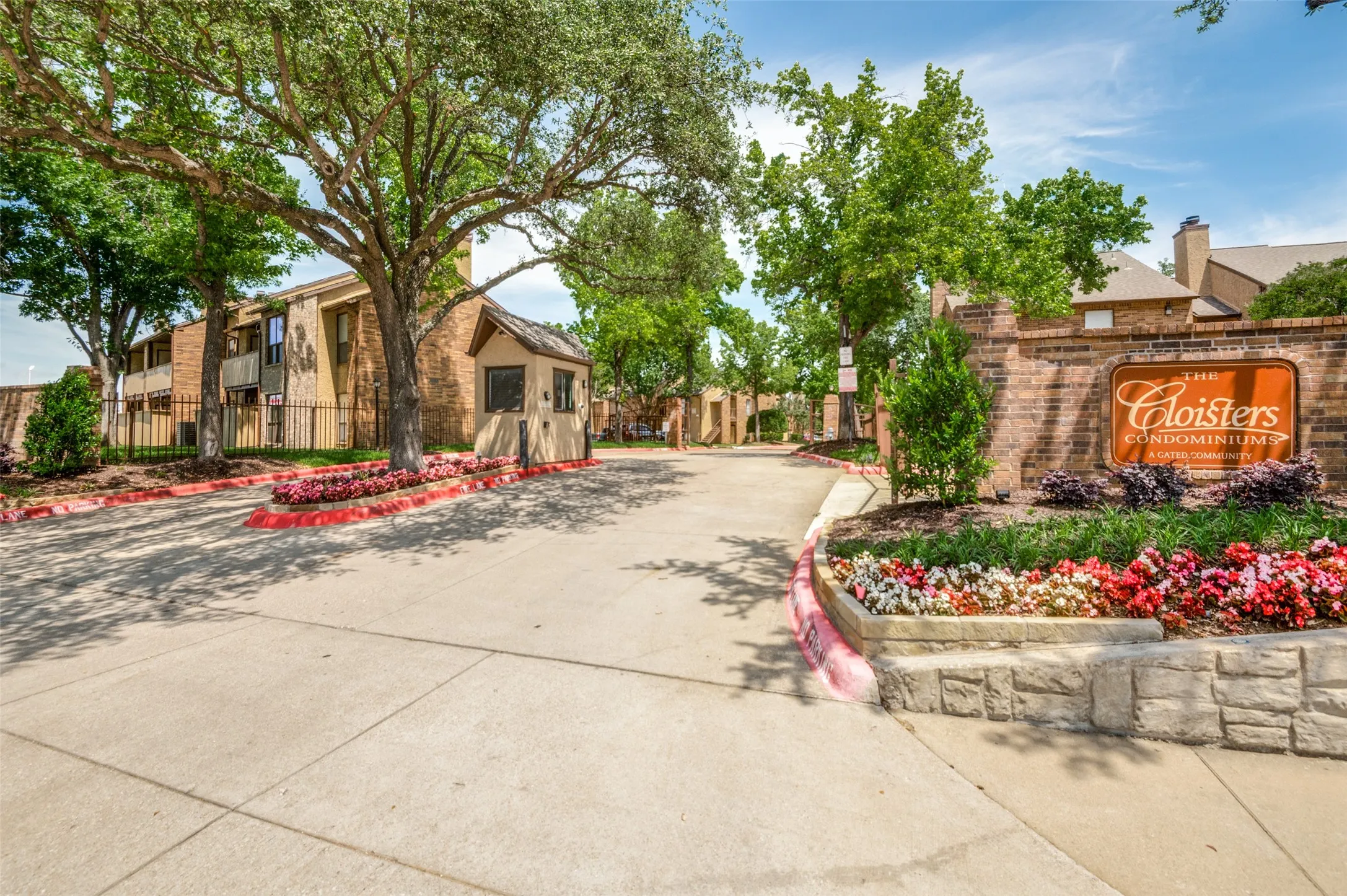 Condominium For Sale in Tarrant County , 1109 Calico Lane 1811, Arlington, Texas 76011, 2 Bedroom, 1 Bathroom, Garage spaces, 963 Sqft, built in 1981, mls#21406738, Real Estate Agent in Arlington, Homes For Sale in Tarrant county, Homes For Sale in Arlington, Realtor in Arlington Texas, Real Estate Brokerage Independent Realty Texas, Luminita Cordes Realtor