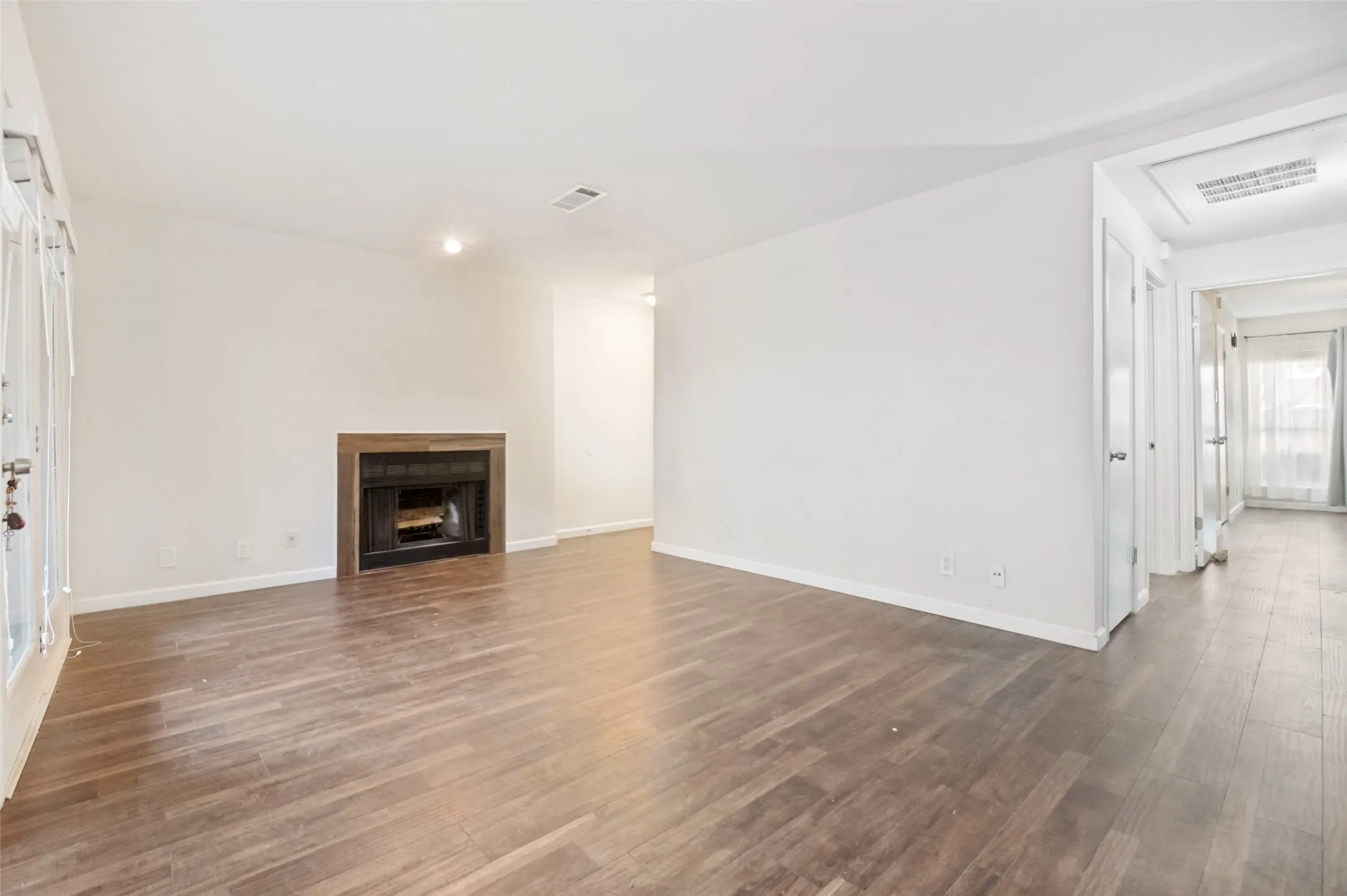 Condominium For Sale in Tarrant County , 1109 Calico Lane 1811, Arlington, Texas 76011, 2 Bedroom, 1 Bathroom, Garage spaces, 963 Sqft, built in 1981, mls#21406738, Real Estate Agent in Arlington, Homes For Sale in Tarrant county, Homes For Sale in Arlington, Realtor in Arlington Texas, Real Estate Brokerage Independent Realty Texas, Luminita Cordes Realtor