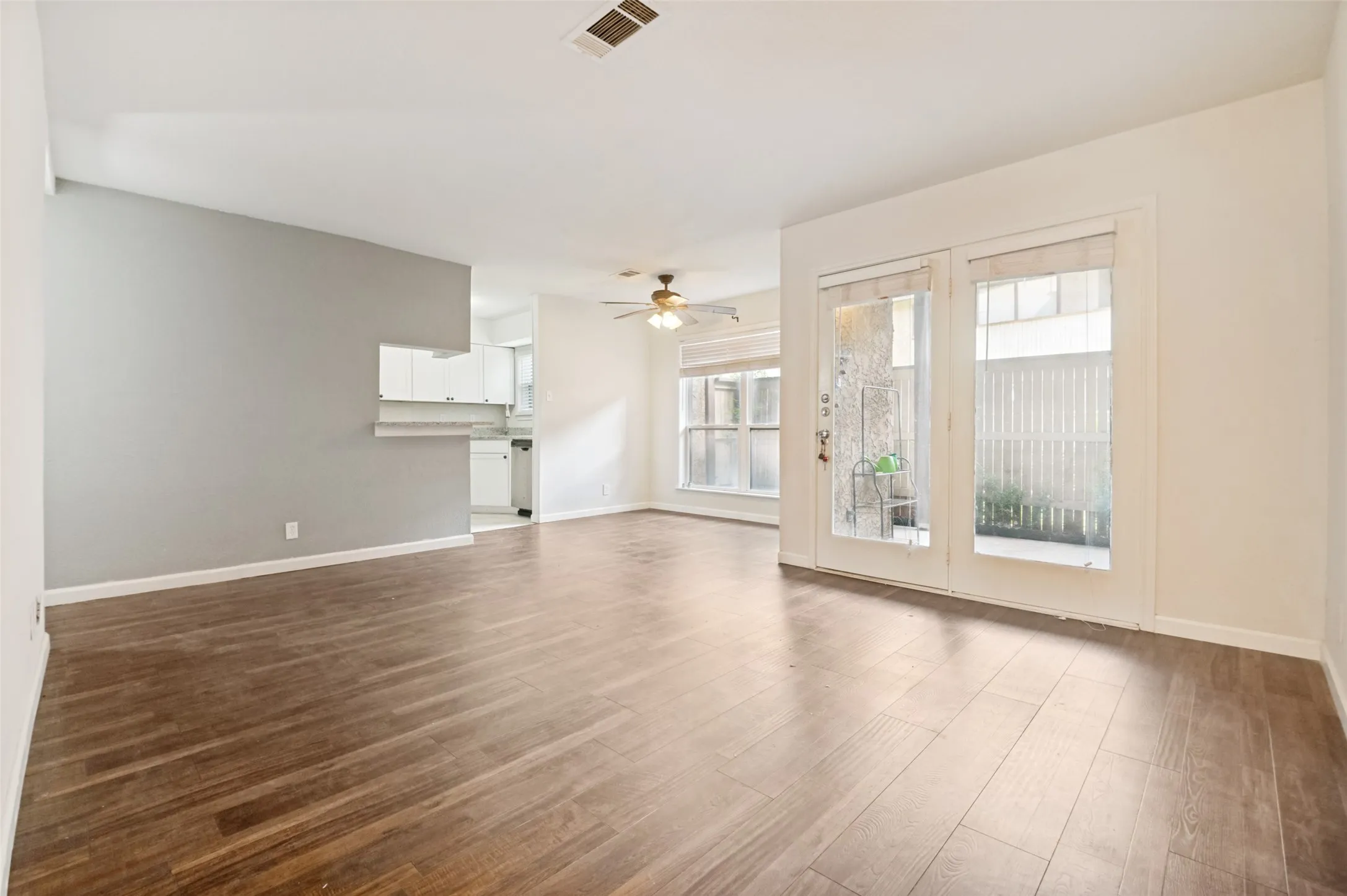 Condominium For Sale in Tarrant County , 1109 Calico Lane 1811, Arlington, Texas 76011, 2 Bedroom, 1 Bathroom, Garage spaces, 963 Sqft, built in 1981, mls#21406738, Real Estate Agent in Arlington, Homes For Sale in Tarrant county, Homes For Sale in Arlington, Realtor in Arlington Texas, Real Estate Brokerage Independent Realty Texas, Luminita Cordes Realtor