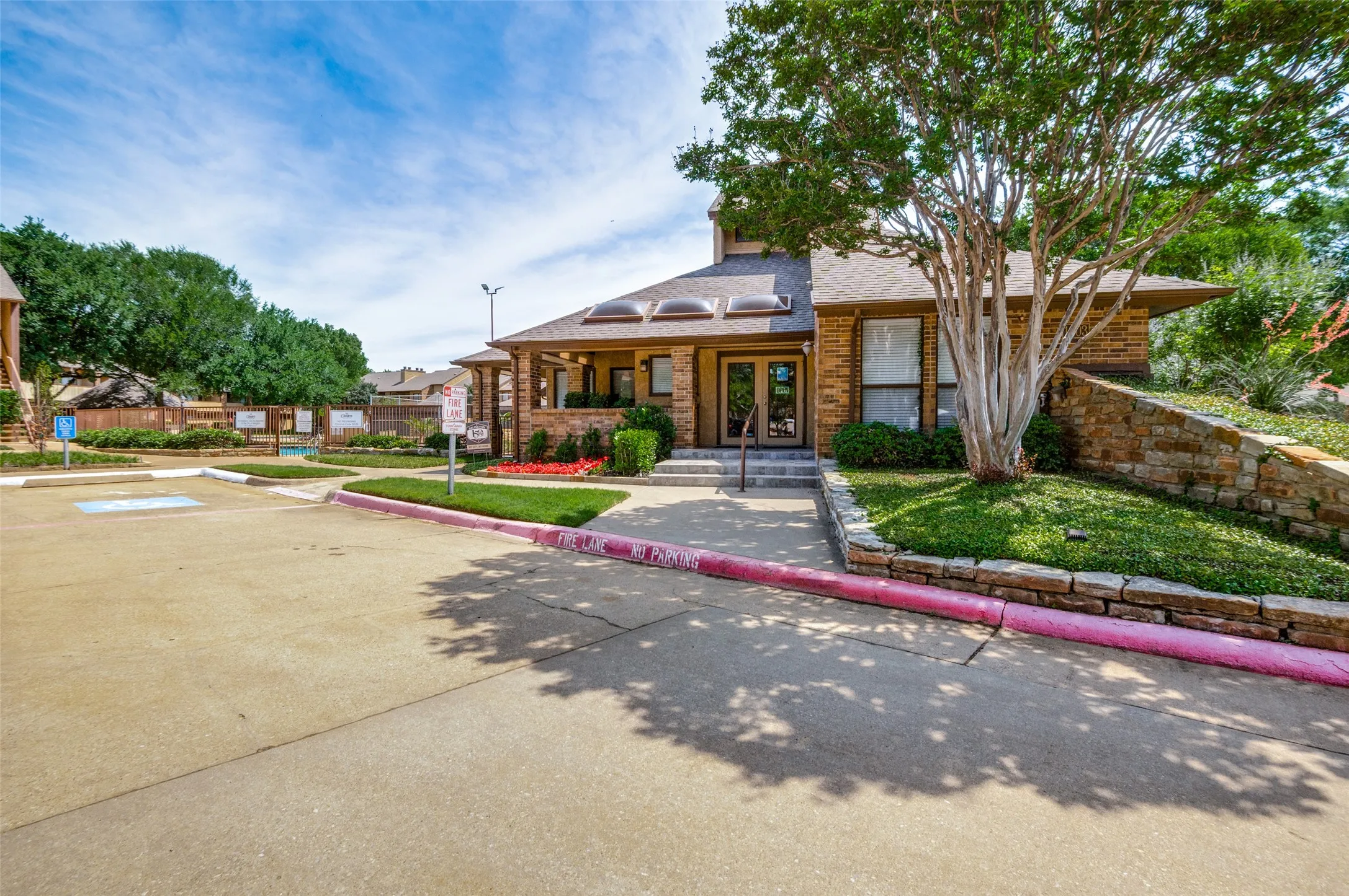Condominium For Sale in Tarrant County , 1109 Calico Lane 1811, Arlington, Texas 76011, 2 Bedroom, 1 Bathroom, Garage spaces, 963 Sqft, built in 1981, mls#21406738, Real Estate Agent in Arlington, Homes For Sale in Tarrant county, Homes For Sale in Arlington, Realtor in Arlington Texas, Real Estate Brokerage Independent Realty Texas, Luminita Cordes Realtor