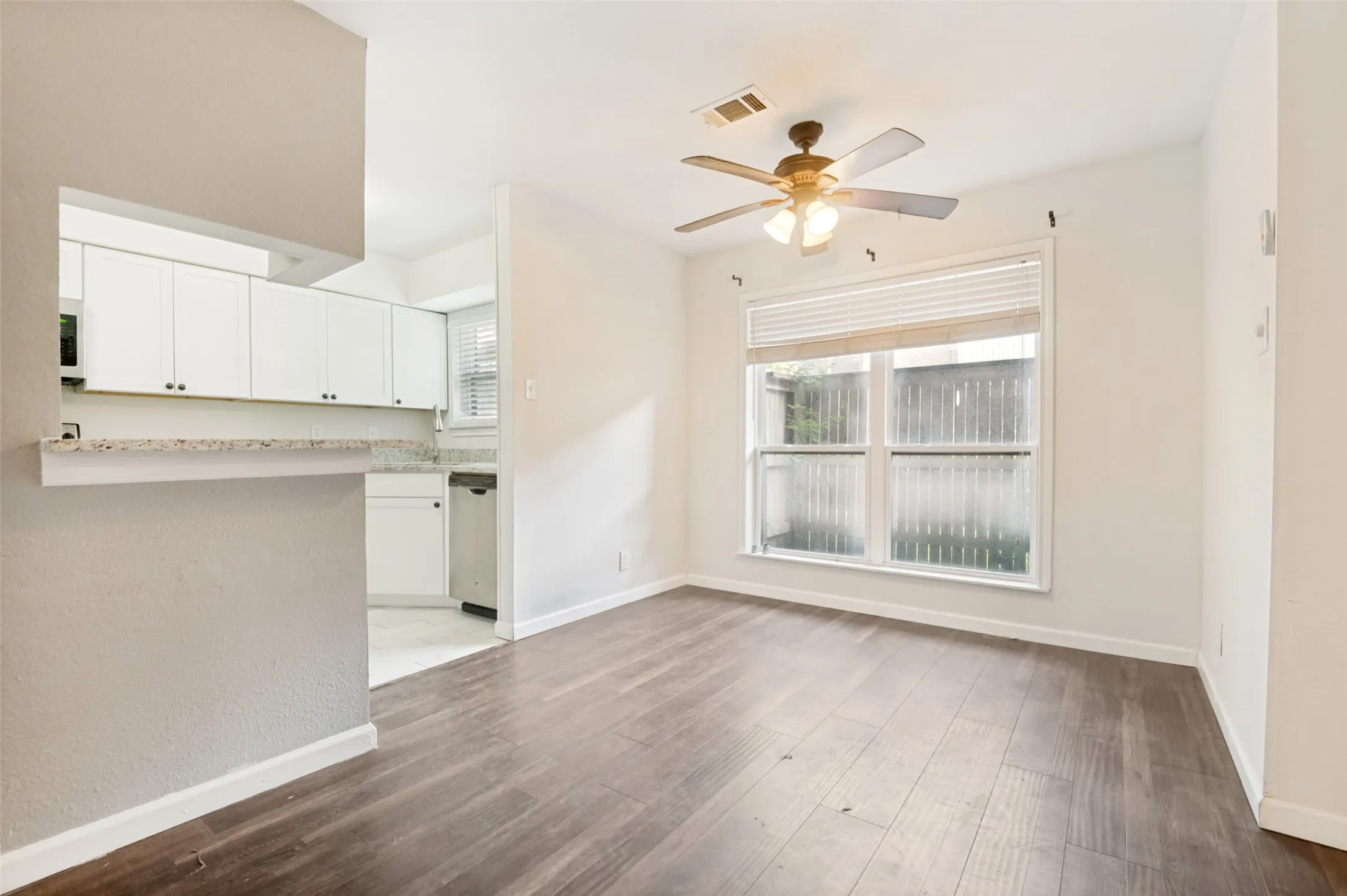 Condominium For Sale in Tarrant County , 1109 Calico Lane 1811, Arlington, Texas 76011, 2 Bedroom, 1 Bathroom, Garage spaces, 963 Sqft, built in 1981, mls#21406738, Real Estate Agent in Arlington, Homes For Sale in Tarrant county, Homes For Sale in Arlington, Realtor in Arlington Texas, Real Estate Brokerage Independent Realty Texas, Luminita Cordes Realtor