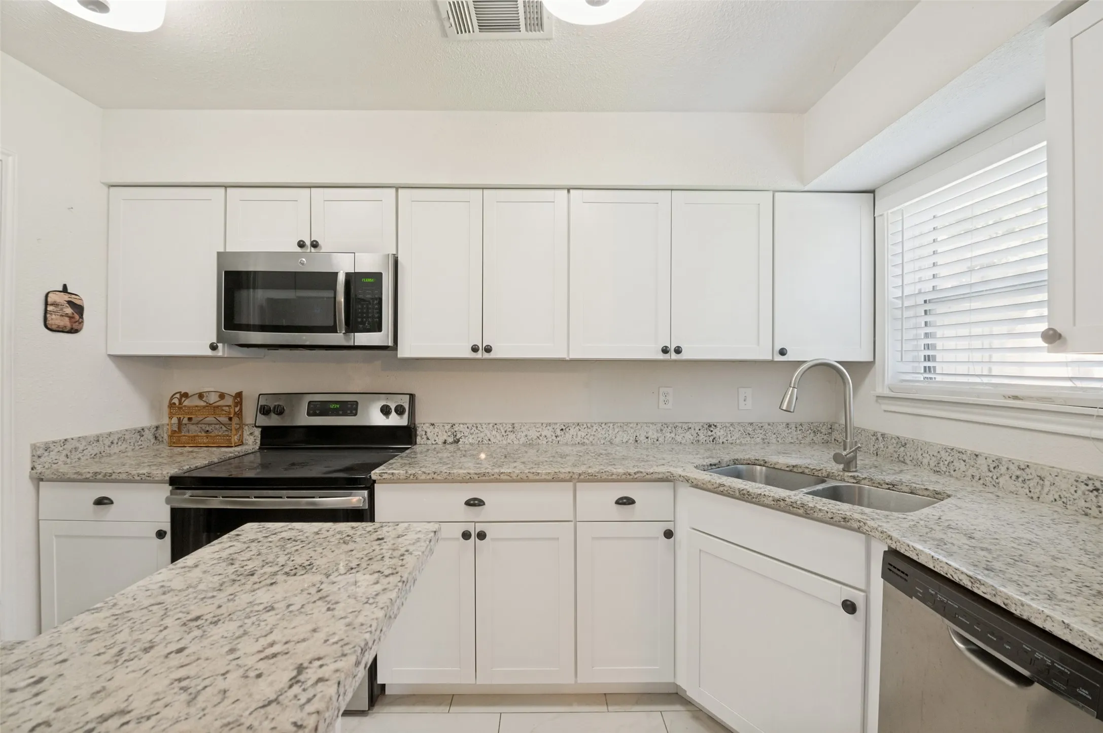 Condominium For Sale in Tarrant County , 1109 Calico Lane 1811, Arlington, Texas 76011, 2 Bedroom, 1 Bathroom, Garage spaces, 963 Sqft, built in 1981, mls#21406738, Real Estate Agent in Arlington, Homes For Sale in Tarrant county, Homes For Sale in Arlington, Realtor in Arlington Texas, Real Estate Brokerage Independent Realty Texas, Luminita Cordes Realtor