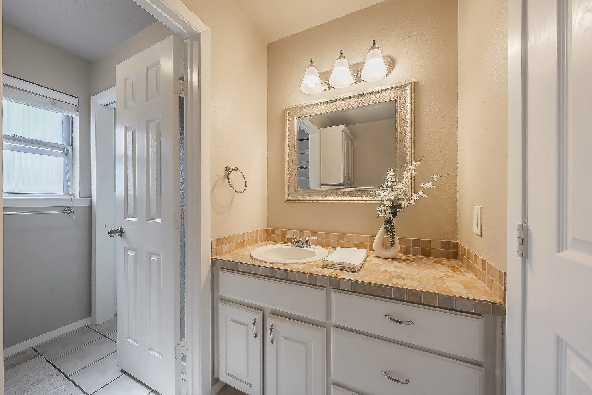 Single Family Residence For Sale in Tarrant County , 612 Bayless Drive, Euless, Texas 76040, 2 Bedroom, 2 Bathroom, 2 Garage spaces, 1,151 Sqft, built in 1961, mls#21405547, Real Estate Agent in Euless, Homes For Sale in Tarrant county, Homes For Sale in Euless, Realtor in Euless Texas, Real Estate Brokerage Independent Realty Texas, Luminita Cordes Realtor