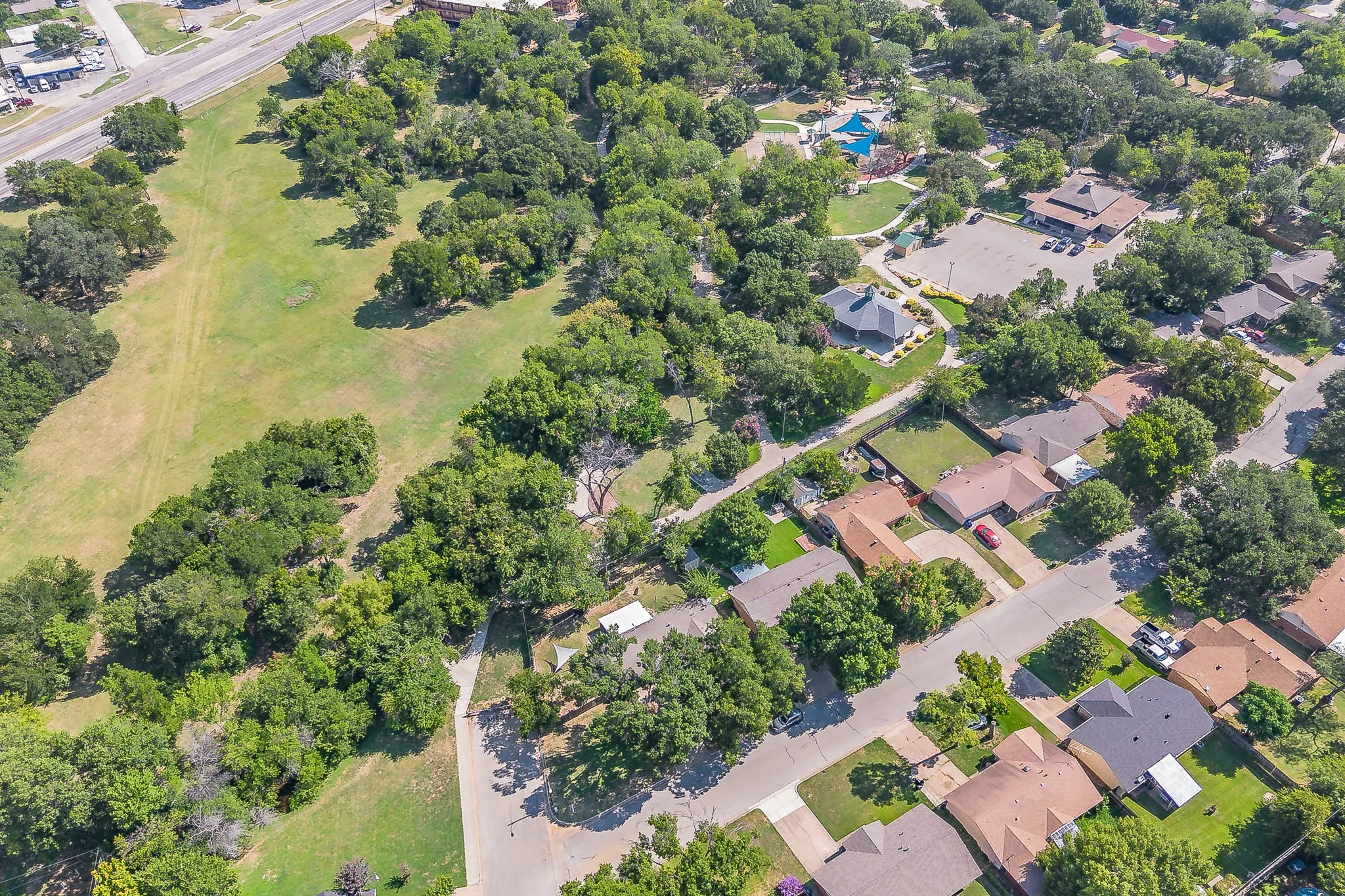 Single Family Residence For Sale in Tarrant County , 612 Bayless Drive, Euless, Texas 76040, 2 Bedroom, 2 Bathroom, 2 Garage spaces, 1,151 Sqft, built in 1961, mls#21405547, Real Estate Agent in Euless, Homes For Sale in Tarrant county, Homes For Sale in Euless, Realtor in Euless Texas, Real Estate Brokerage Independent Realty Texas, Luminita Cordes Realtor