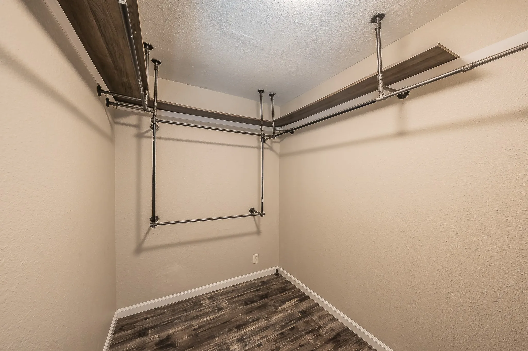Single Family Residence For Sale in Tarrant County , 612 Bayless Drive, Euless, Texas 76040, 2 Bedroom, 2 Bathroom, 2 Garage spaces, 1,151 Sqft, built in 1961, mls#21405547, Real Estate Agent in Euless, Homes For Sale in Tarrant county, Homes For Sale in Euless, Realtor in Euless Texas, Real Estate Brokerage Independent Realty Texas, Luminita Cordes Realtor