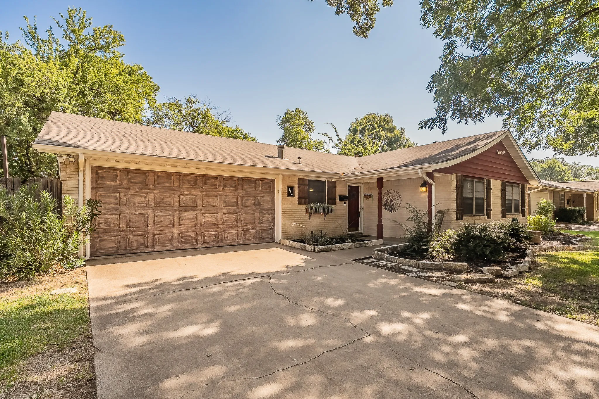 Single Family Residence For Sale in Tarrant County , 612 Bayless Drive, Euless, Texas 76040, 2 Bedroom, 2 Bathroom, 2 Garage spaces, 1,151 Sqft, built in 1961, mls#21405547, Real Estate Agent in Euless, Homes For Sale in Tarrant county, Homes For Sale in Euless, Realtor in Euless Texas, Real Estate Brokerage Independent Realty Texas, Luminita Cordes Realtor
