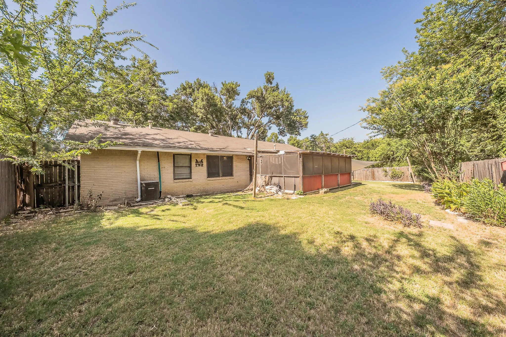 Single Family Residence For Sale in Tarrant County , 612 Bayless Drive, Euless, Texas 76040, 2 Bedroom, 2 Bathroom, 2 Garage spaces, 1,151 Sqft, built in 1961, mls#21405547, Real Estate Agent in Euless, Homes For Sale in Tarrant county, Homes For Sale in Euless, Realtor in Euless Texas, Real Estate Brokerage Independent Realty Texas, Luminita Cordes Realtor
