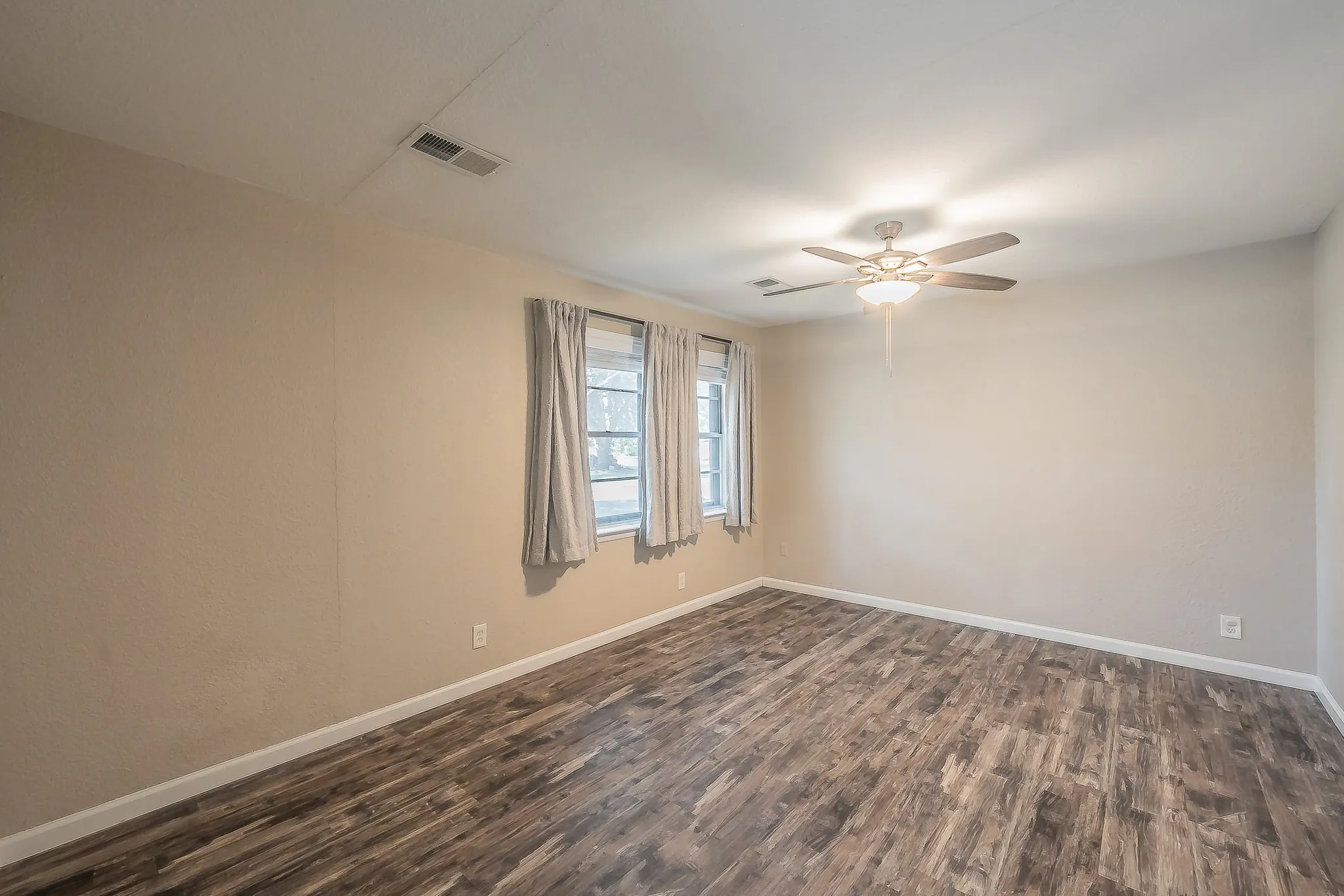 Single Family Residence For Sale in Tarrant County , 612 Bayless Drive, Euless, Texas 76040, 2 Bedroom, 2 Bathroom, 2 Garage spaces, 1,151 Sqft, built in 1961, mls#21405547, Real Estate Agent in Euless, Homes For Sale in Tarrant county, Homes For Sale in Euless, Realtor in Euless Texas, Real Estate Brokerage Independent Realty Texas, Luminita Cordes Realtor