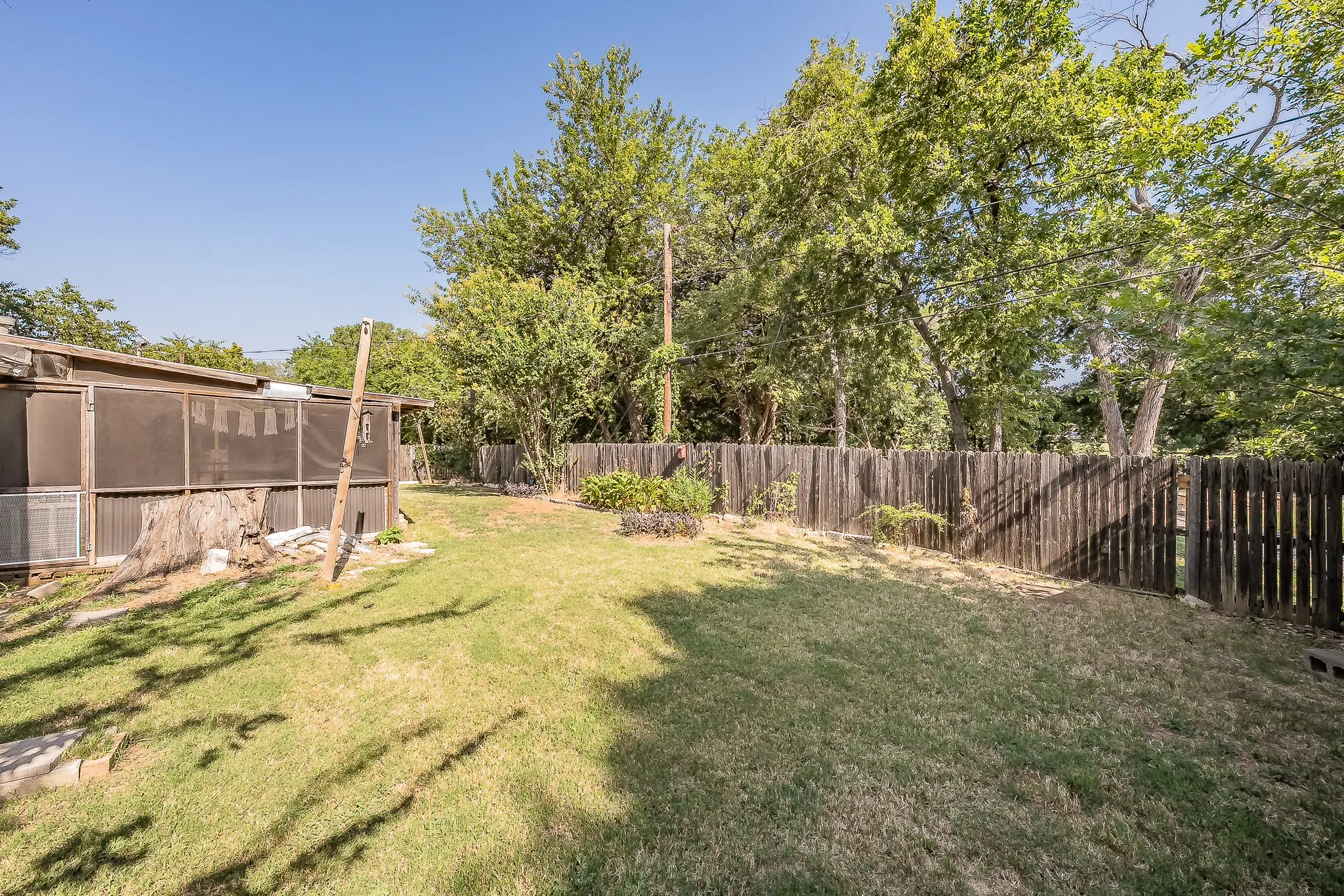 Single Family Residence For Sale in Tarrant County , 612 Bayless Drive, Euless, Texas 76040, 2 Bedroom, 2 Bathroom, 2 Garage spaces, 1,151 Sqft, built in 1961, mls#21405547, Real Estate Agent in Euless, Homes For Sale in Tarrant county, Homes For Sale in Euless, Realtor in Euless Texas, Real Estate Brokerage Independent Realty Texas, Luminita Cordes Realtor