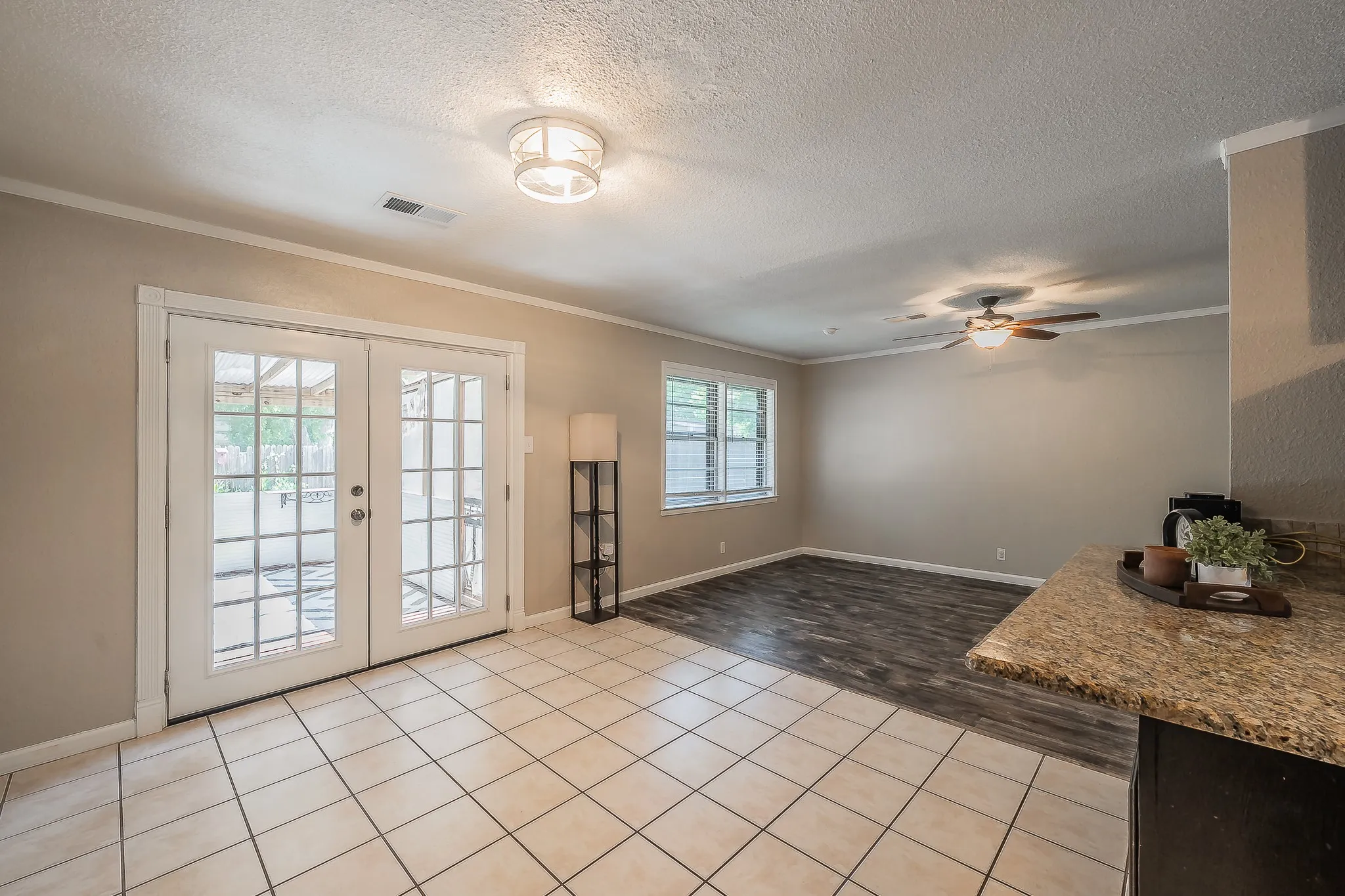 Single Family Residence For Sale in Tarrant County , 612 Bayless Drive, Euless, Texas 76040, 2 Bedroom, 2 Bathroom, 2 Garage spaces, 1,151 Sqft, built in 1961, mls#21405547, Real Estate Agent in Euless, Homes For Sale in Tarrant county, Homes For Sale in Euless, Realtor in Euless Texas, Real Estate Brokerage Independent Realty Texas, Luminita Cordes Realtor