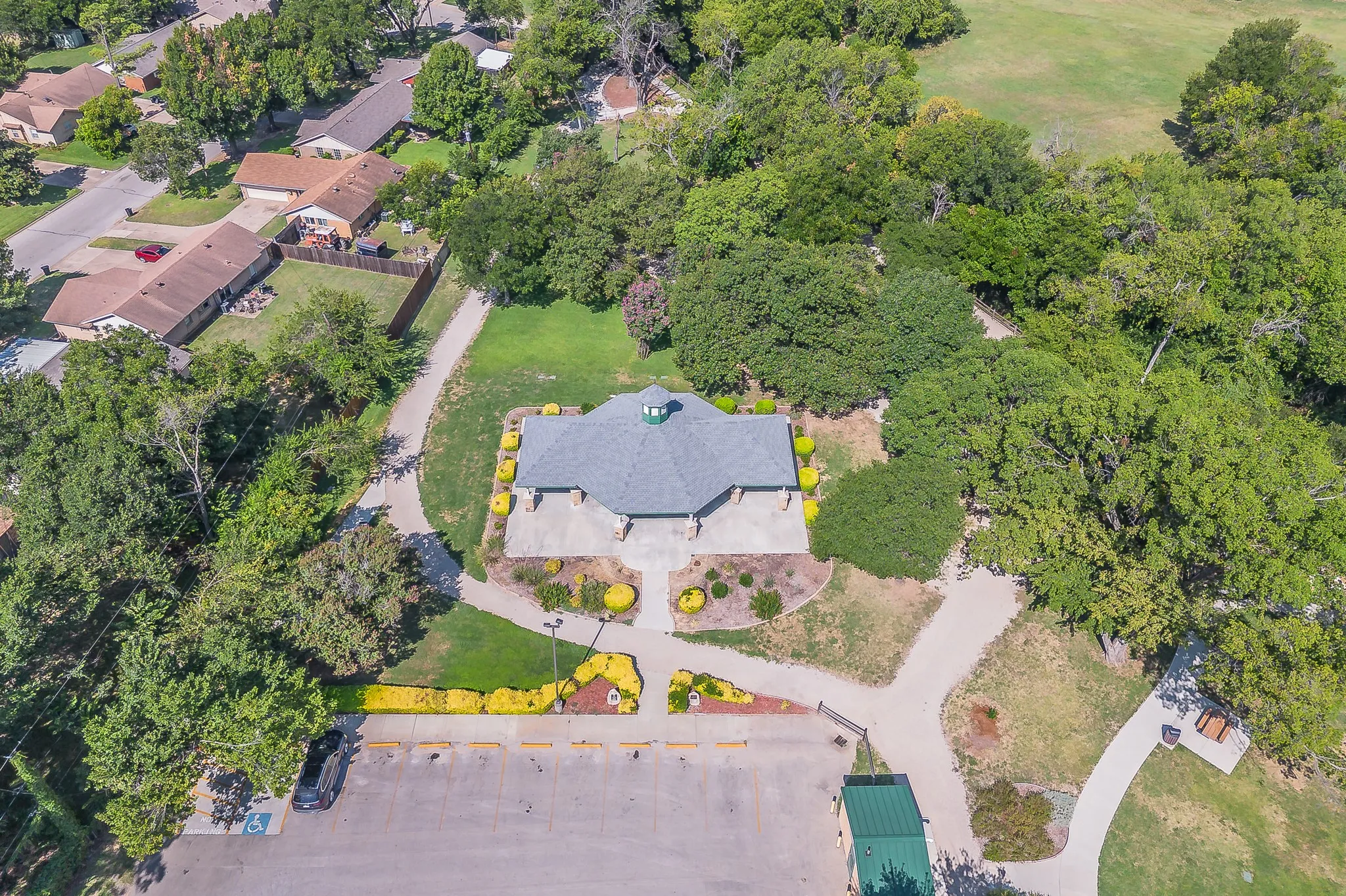 Single Family Residence For Sale in Tarrant County , 612 Bayless Drive, Euless, Texas 76040, 2 Bedroom, 2 Bathroom, 2 Garage spaces, 1,151 Sqft, built in 1961, mls#21405547, Real Estate Agent in Euless, Homes For Sale in Tarrant county, Homes For Sale in Euless, Realtor in Euless Texas, Real Estate Brokerage Independent Realty Texas, Luminita Cordes Realtor