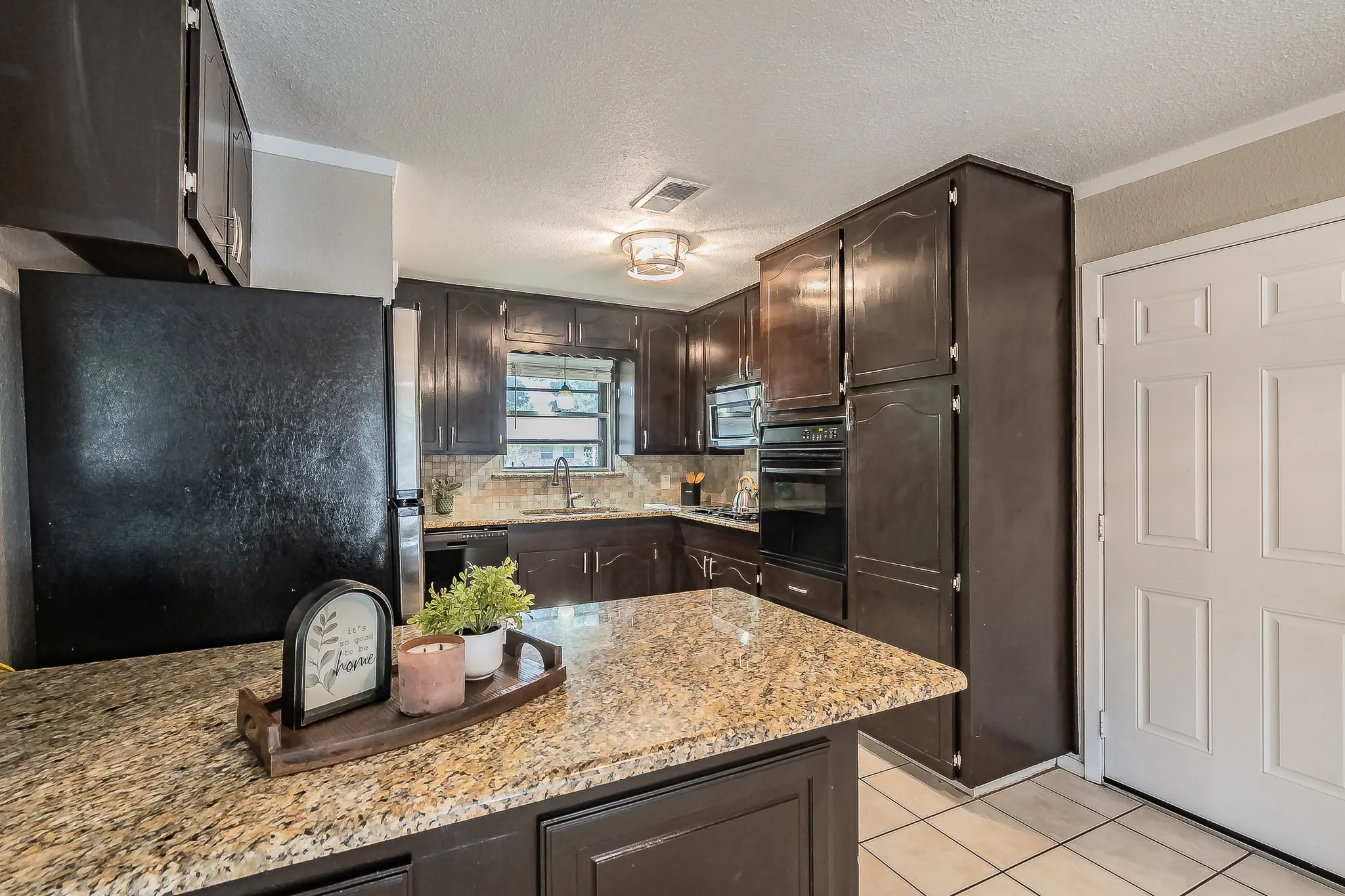 Single Family Residence For Sale in Tarrant County , 612 Bayless Drive, Euless, Texas 76040, 2 Bedroom, 2 Bathroom, 2 Garage spaces, 1,151 Sqft, built in 1961, mls#21405547, Real Estate Agent in Euless, Homes For Sale in Tarrant county, Homes For Sale in Euless, Realtor in Euless Texas, Real Estate Brokerage Independent Realty Texas, Luminita Cordes Realtor