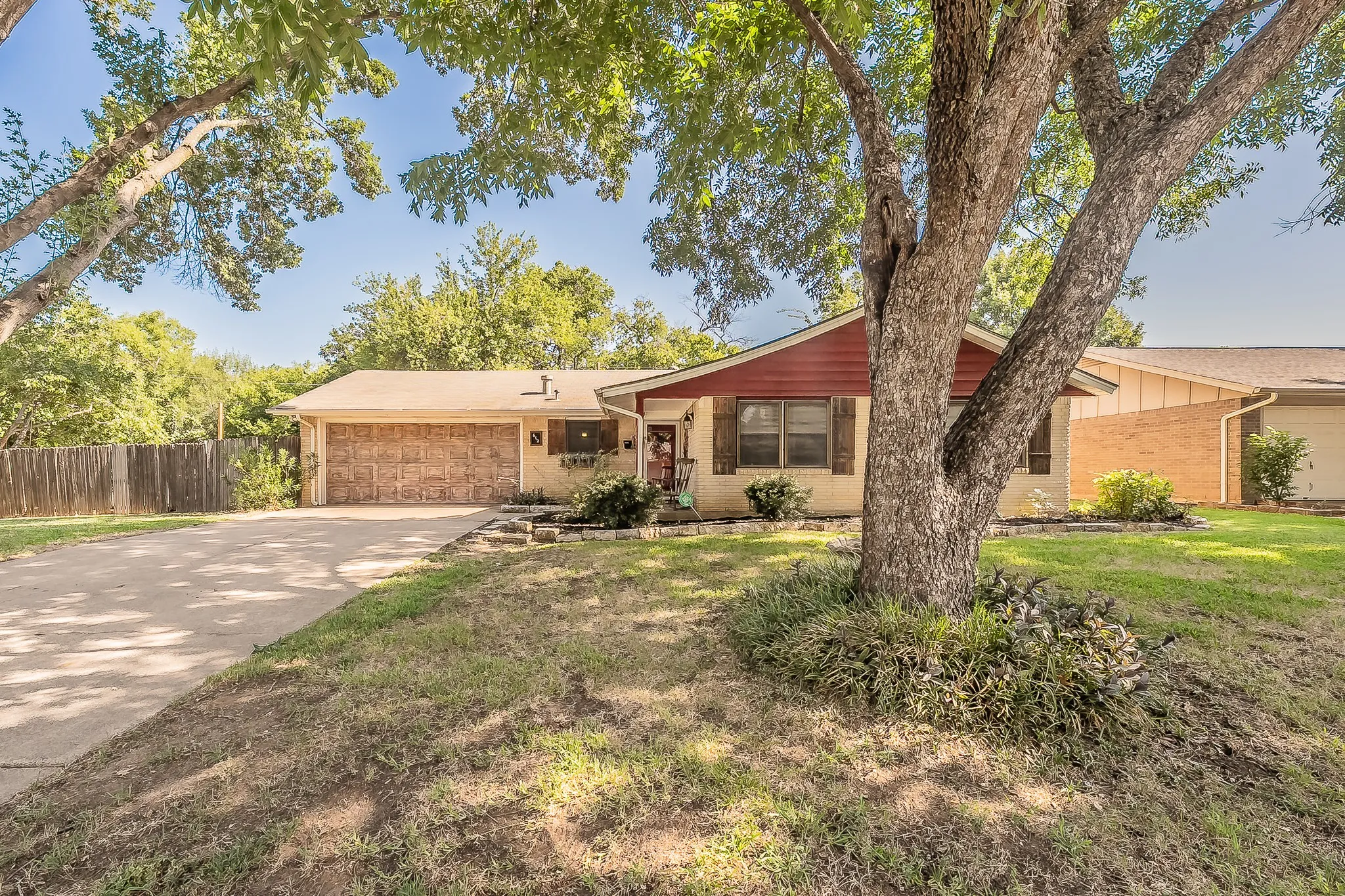 Single Family Residence For Sale in Tarrant County , 612 Bayless Drive, Euless, Texas 76040, 2 Bedroom, 2 Bathroom, 2 Garage spaces, 1,151 Sqft, built in 1961, mls#21405547, Real Estate Agent in Euless, Homes For Sale in Tarrant county, Homes For Sale in Euless, Realtor in Euless Texas, Real Estate Brokerage Independent Realty Texas, Luminita Cordes Realtor