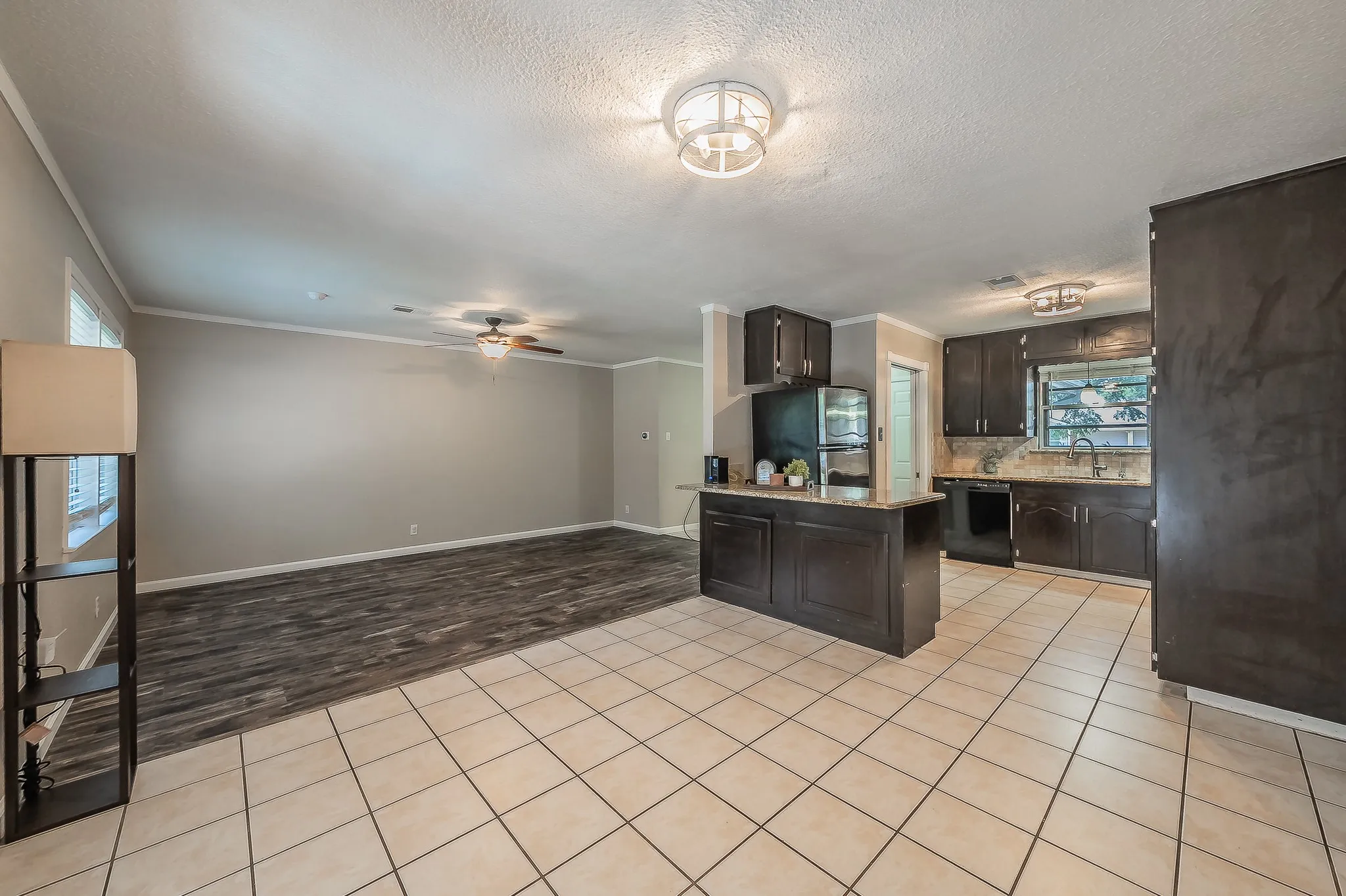 Single Family Residence For Sale in Tarrant County , 612 Bayless Drive, Euless, Texas 76040, 2 Bedroom, 2 Bathroom, 2 Garage spaces, 1,151 Sqft, built in 1961, mls#21405547, Real Estate Agent in Euless, Homes For Sale in Tarrant county, Homes For Sale in Euless, Realtor in Euless Texas, Real Estate Brokerage Independent Realty Texas, Luminita Cordes Realtor