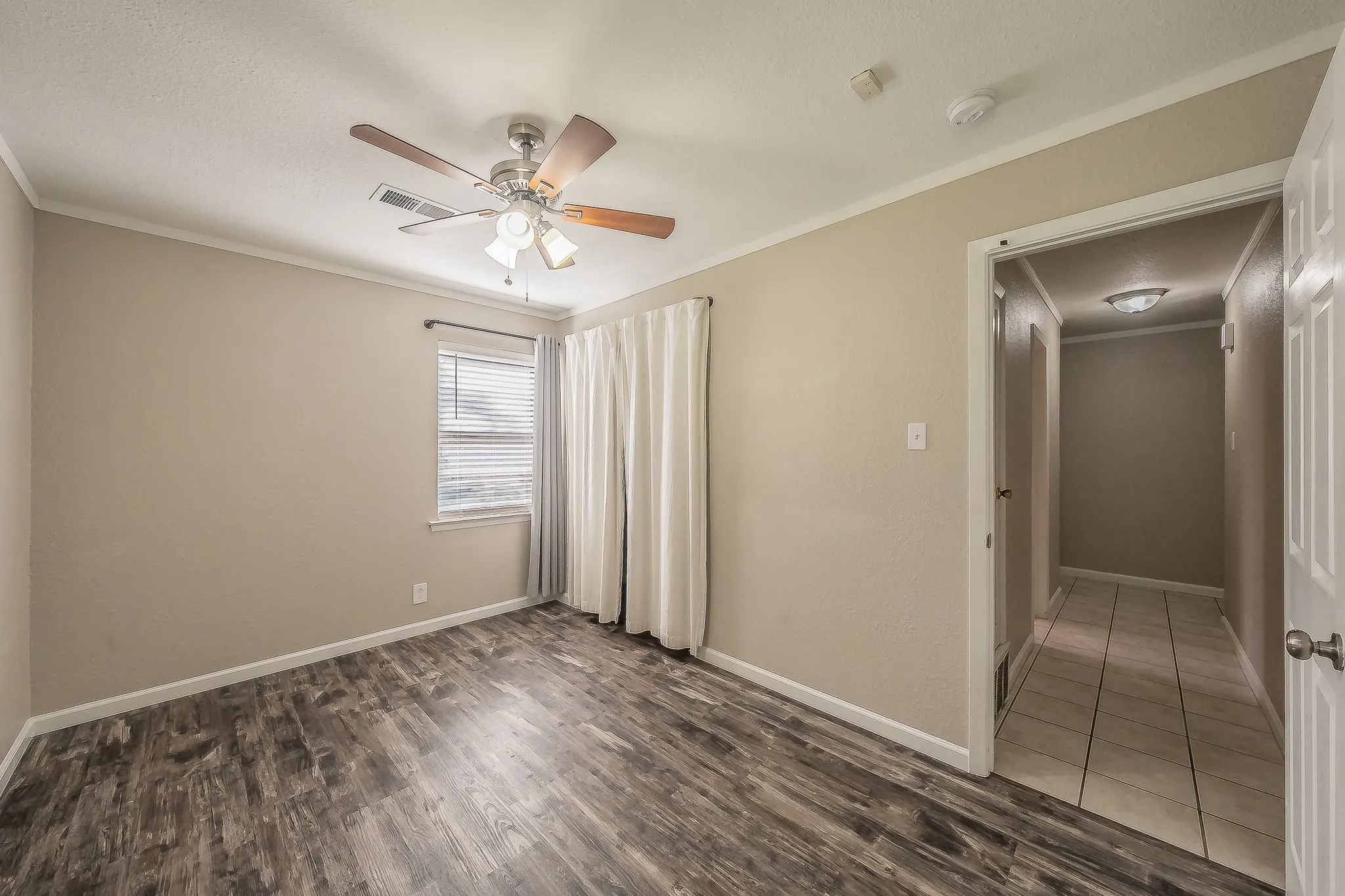 Single Family Residence For Sale in Tarrant County , 612 Bayless Drive, Euless, Texas 76040, 2 Bedroom, 2 Bathroom, 2 Garage spaces, 1,151 Sqft, built in 1961, mls#21405547, Real Estate Agent in Euless, Homes For Sale in Tarrant county, Homes For Sale in Euless, Realtor in Euless Texas, Real Estate Brokerage Independent Realty Texas, Luminita Cordes Realtor