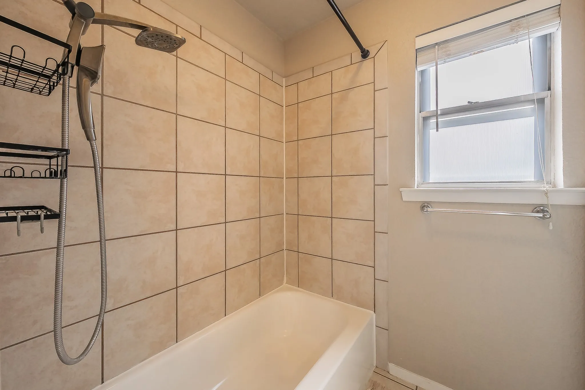 Single Family Residence For Sale in Tarrant County , 612 Bayless Drive, Euless, Texas 76040, 2 Bedroom, 2 Bathroom, 2 Garage spaces, 1,151 Sqft, built in 1961, mls#21405547, Real Estate Agent in Euless, Homes For Sale in Tarrant county, Homes For Sale in Euless, Realtor in Euless Texas, Real Estate Brokerage Independent Realty Texas, Luminita Cordes Realtor