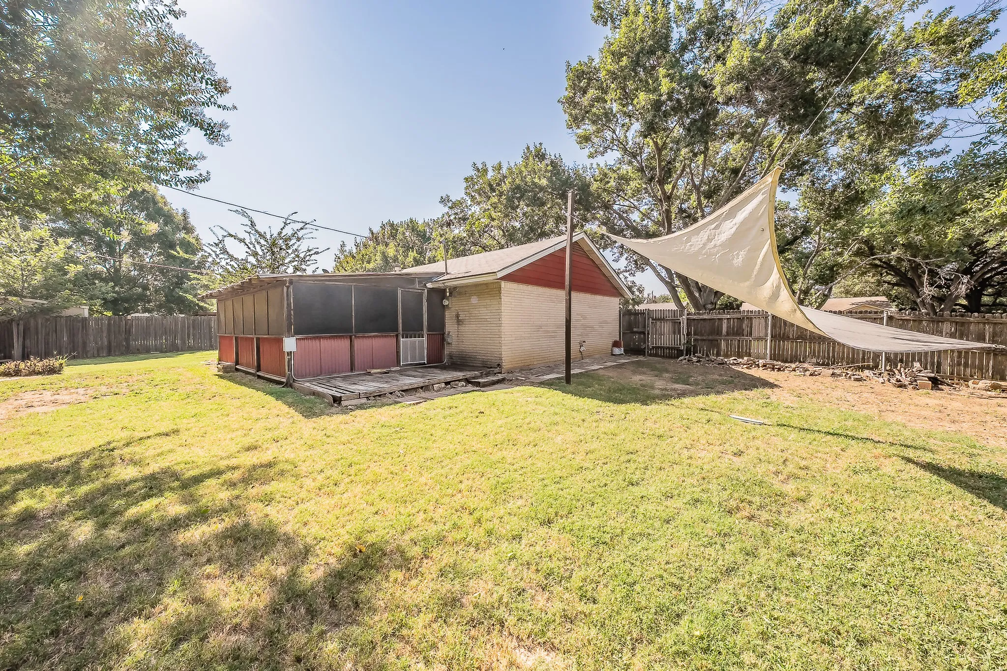 Single Family Residence For Sale in Tarrant County , 612 Bayless Drive, Euless, Texas 76040, 2 Bedroom, 2 Bathroom, 2 Garage spaces, 1,151 Sqft, built in 1961, mls#21405547, Real Estate Agent in Euless, Homes For Sale in Tarrant county, Homes For Sale in Euless, Realtor in Euless Texas, Real Estate Brokerage Independent Realty Texas, Luminita Cordes Realtor