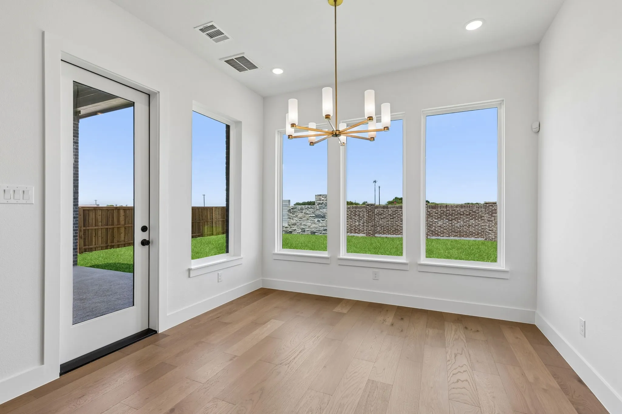Whether it's lively dinner parties or cozy family gatherings, this dining room fits all occasions.