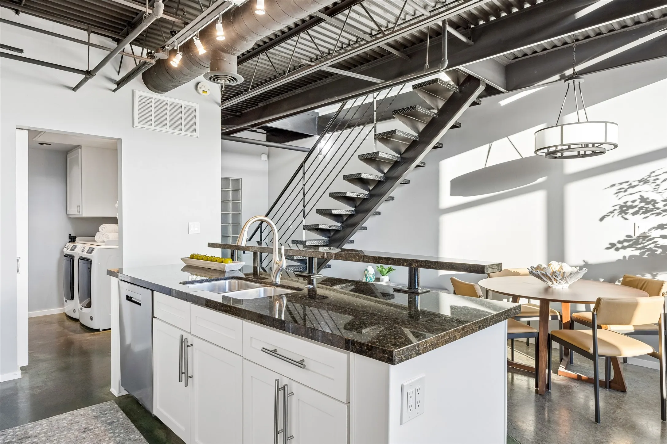 Condominium For Sale in Dallas County , 3110 Thomas Avenue 537, Dallas, Texas 75204, 1 Bedroom, 2 Bathroom, 1 Garage spaces, 914 Sqft, built in 1998, mls#21405250, Real Estate Agent in Dallas, Homes For Sale in Dallas county, Homes For Sale in Dallas, Realtor in Dallas Texas, Real Estate Brokerage Independent Realty Texas, Luminita Cordes Realtor