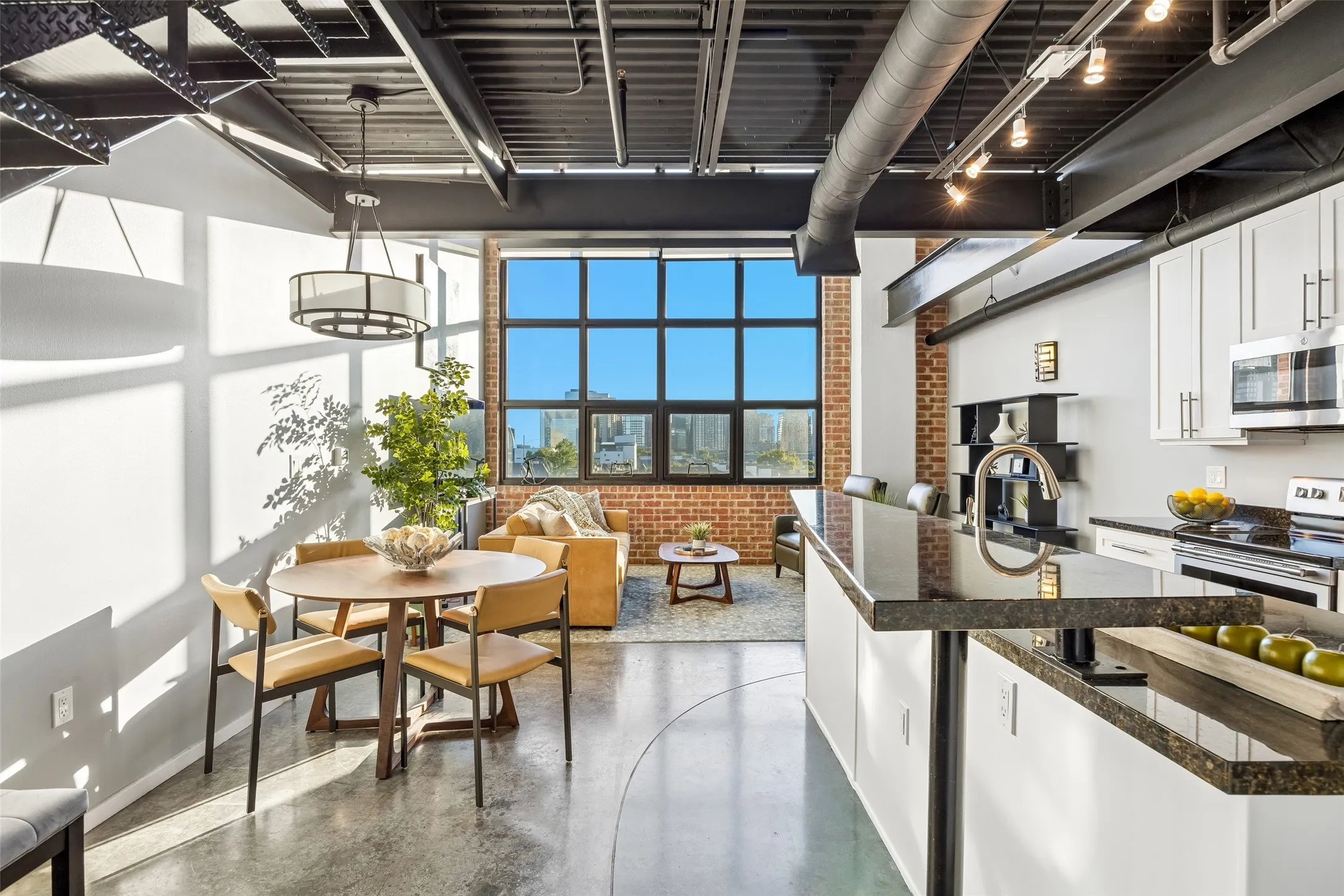 Condominium For Sale in Dallas County , 3110 Thomas Avenue 537, Dallas, Texas 75204, 1 Bedroom, 2 Bathroom, 1 Garage spaces, 914 Sqft, built in 1998, mls#21405250, Real Estate Agent in Dallas, Homes For Sale in Dallas county, Homes For Sale in Dallas, Realtor in Dallas Texas, Real Estate Brokerage Independent Realty Texas, Luminita Cordes Realtor