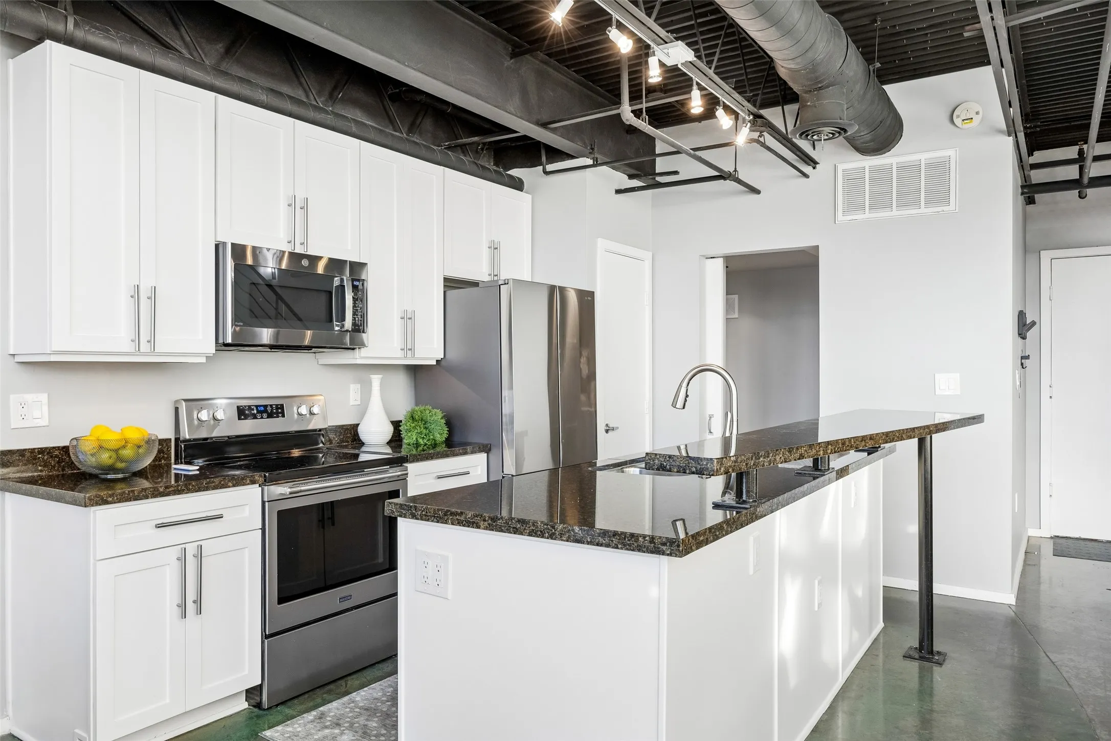 Condominium For Sale in Dallas County , 3110 Thomas Avenue 537, Dallas, Texas 75204, 1 Bedroom, 2 Bathroom, 1 Garage spaces, 914 Sqft, built in 1998, mls#21405250, Real Estate Agent in Dallas, Homes For Sale in Dallas county, Homes For Sale in Dallas, Realtor in Dallas Texas, Real Estate Brokerage Independent Realty Texas, Luminita Cordes Realtor