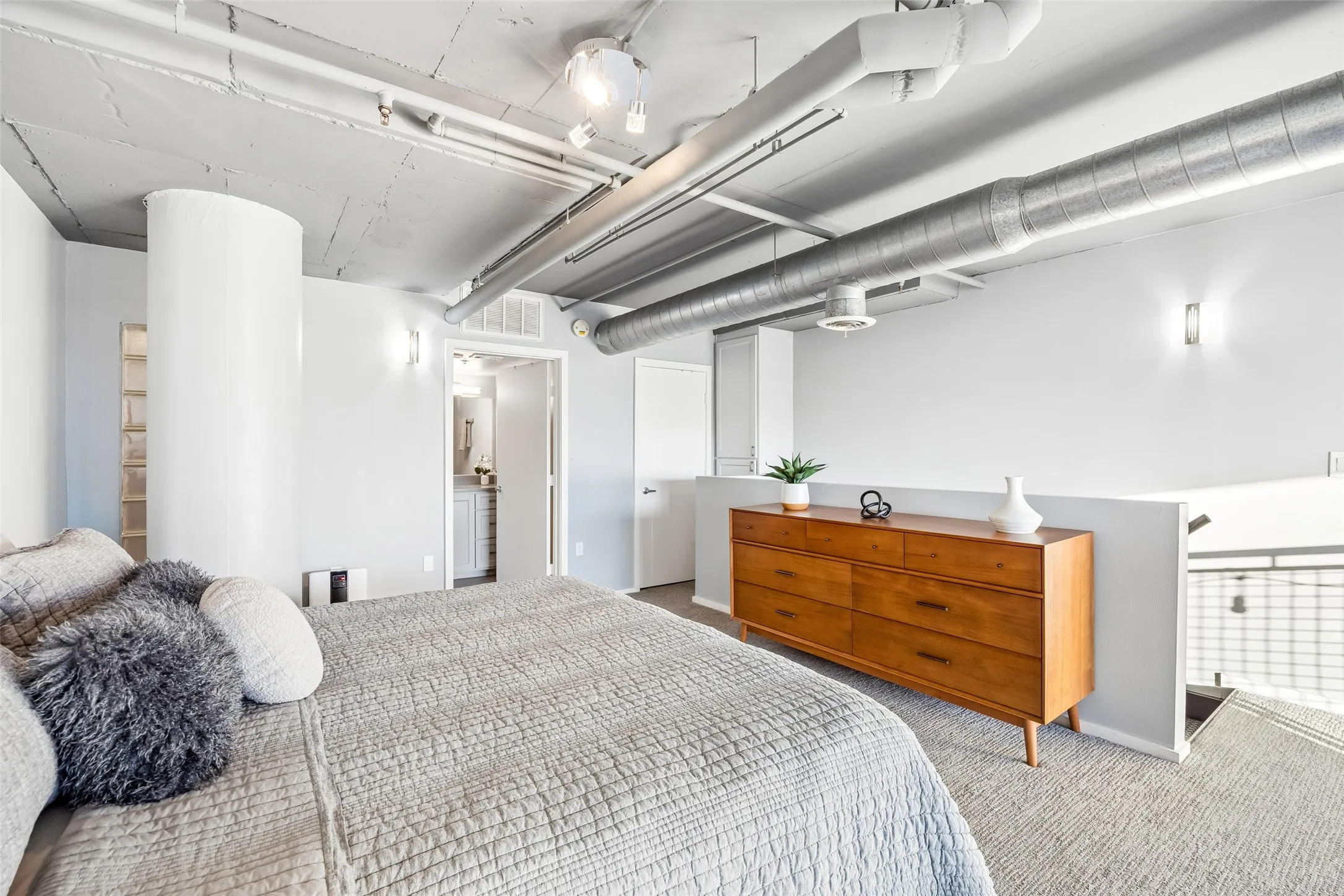 Condominium For Sale in Dallas County , 3110 Thomas Avenue 537, Dallas, Texas 75204, 1 Bedroom, 2 Bathroom, 1 Garage spaces, 914 Sqft, built in 1998, mls#21405250, Real Estate Agent in Dallas, Homes For Sale in Dallas county, Homes For Sale in Dallas, Realtor in Dallas Texas, Real Estate Brokerage Independent Realty Texas, Luminita Cordes Realtor