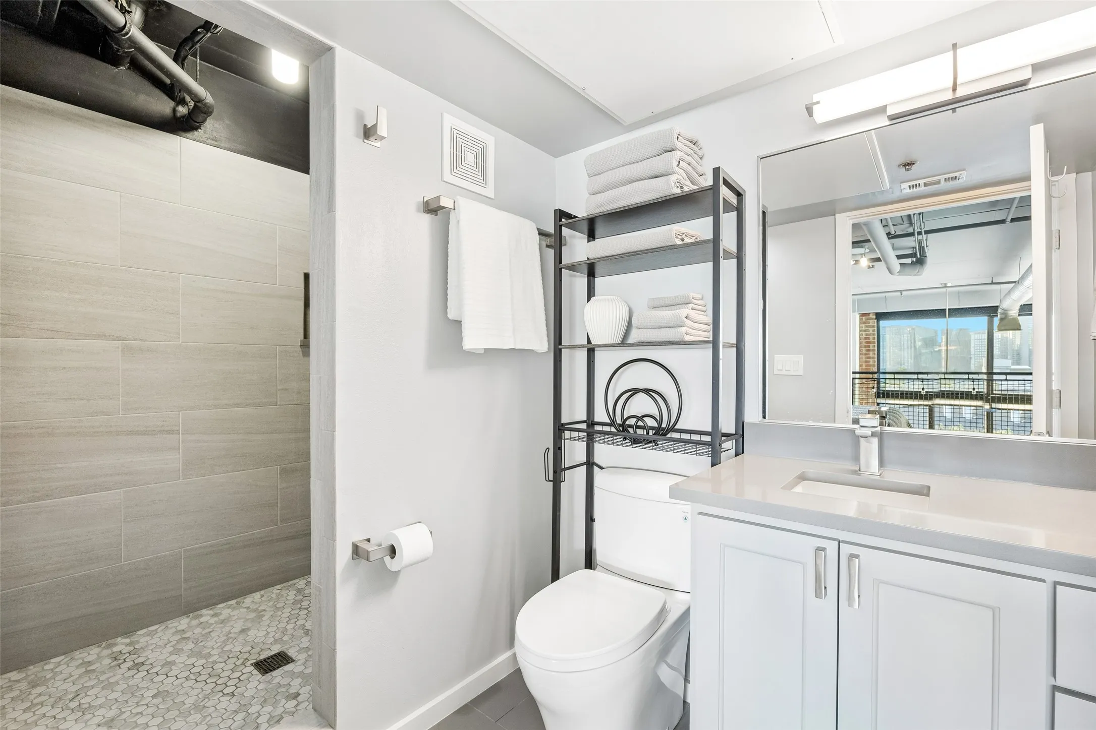 Condominium For Sale in Dallas County , 3110 Thomas Avenue 537, Dallas, Texas 75204, 1 Bedroom, 2 Bathroom, 1 Garage spaces, 914 Sqft, built in 1998, mls#21405250, Real Estate Agent in Dallas, Homes For Sale in Dallas county, Homes For Sale in Dallas, Realtor in Dallas Texas, Real Estate Brokerage Independent Realty Texas, Luminita Cordes Realtor